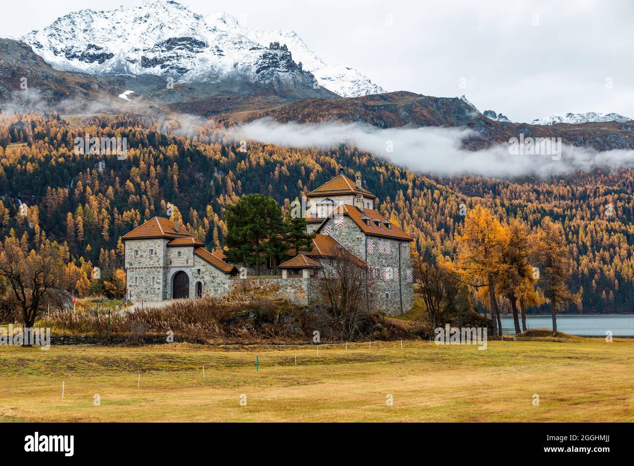 altes Haus a, Silsersee im Engadin in der Schweiz mit morgennebel in hintergrund im Herbst Banque D'Images