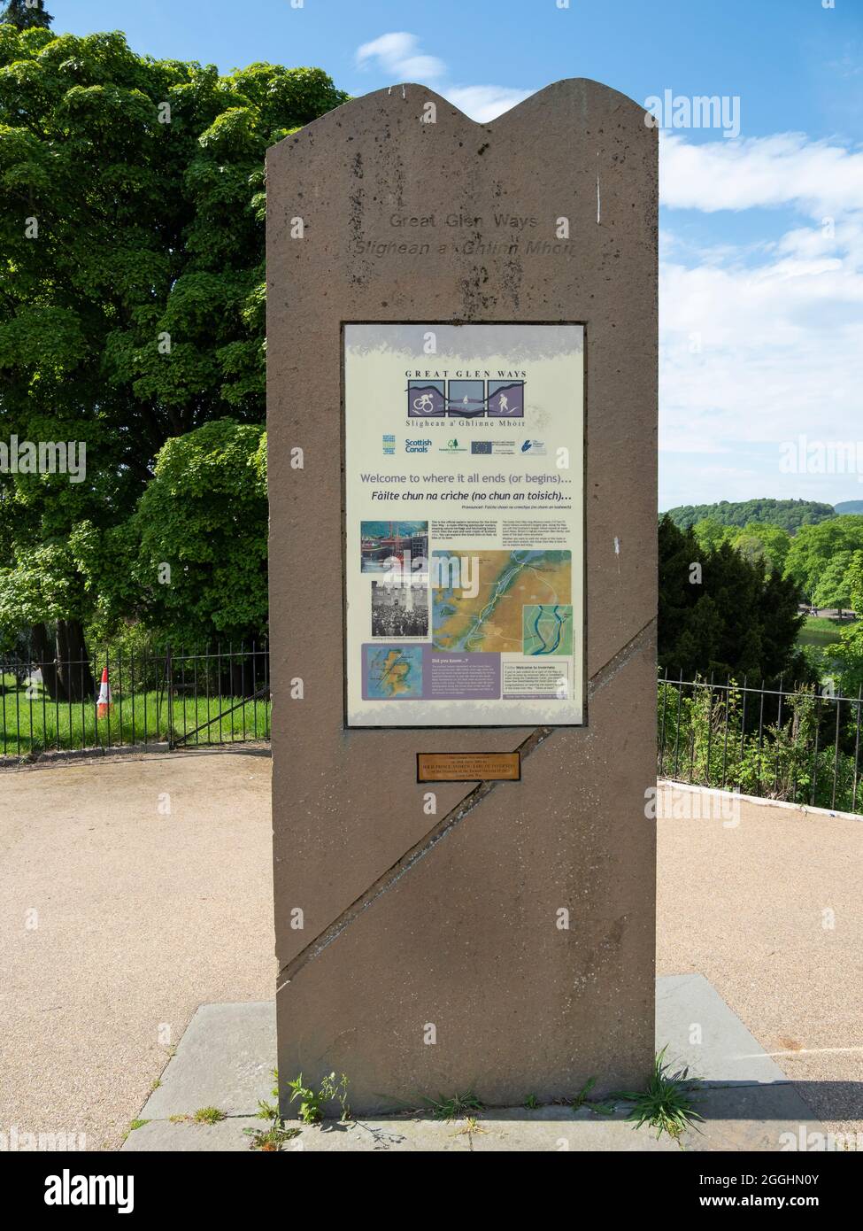 Plaque dans le domaine du château d'Inverness marquant le début ou la fin de la Great Glen Way. Inverness, Écosse Banque D'Images