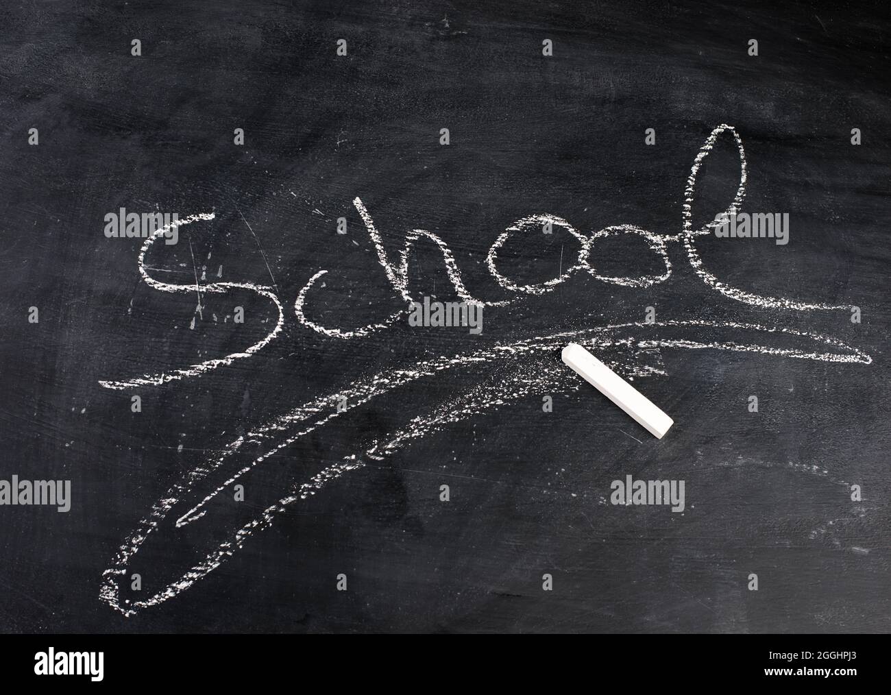 Le mot école écrit avec craie sur un tableau noir Banque D'Images