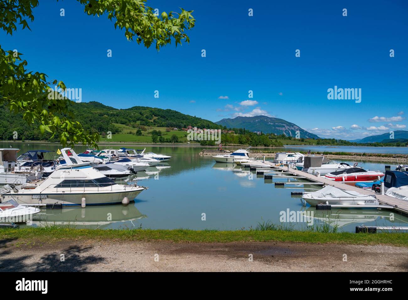 Le port Rhône de Massignieu-de-rives au Lac du lit au Roi, Ain, France  Photo Stock - Alamy
