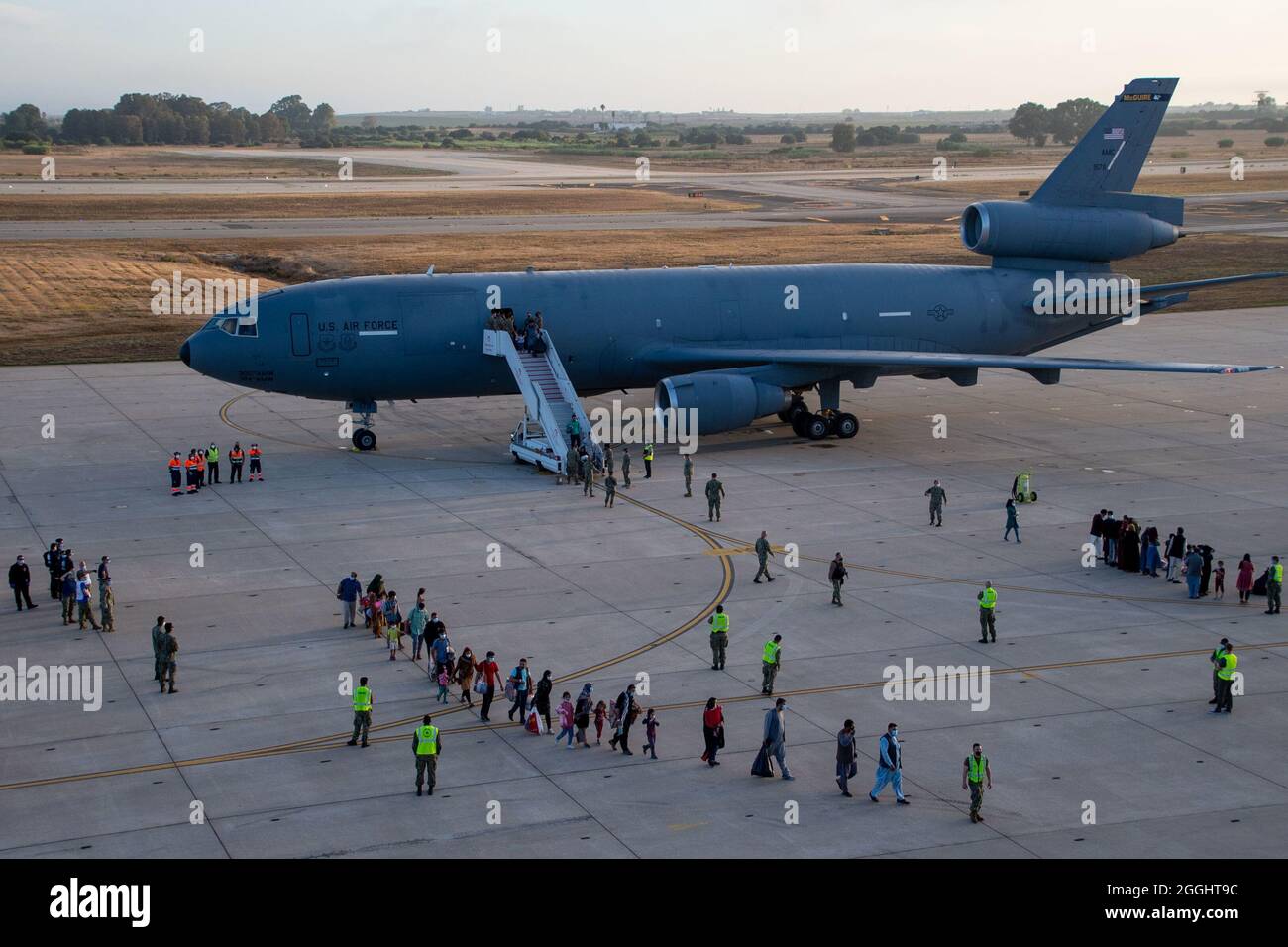 STATION NAVALE DE ROTA, Espagne (août 31, 2021) les évacués de l'Afghanistan quittent une unité d'extension KC-10 de la US Air Force après avoir atterri à la station navale (NAVSTA) Rota le 31 août 2021. NAVSTA Rota appuie actuellement la mission du Département d'État visant à faciliter le départ et la réinstallation en toute sécurité des citoyens américains, des bénéficiaires de visas d'immigration spéciaux et des populations vulnérables d'Afghanistan. (É.-U. Navy photo by Mass communication Specialist 1st Class Nathan Carpenter) Banque D'Images