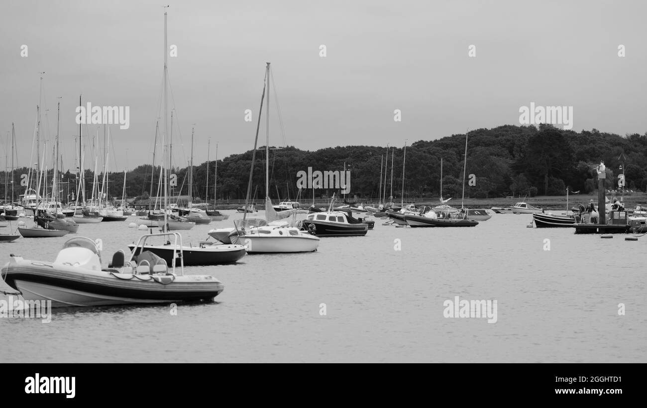 Image en noir et blanc des bateaux vus dans le port en été, Banque D'Images