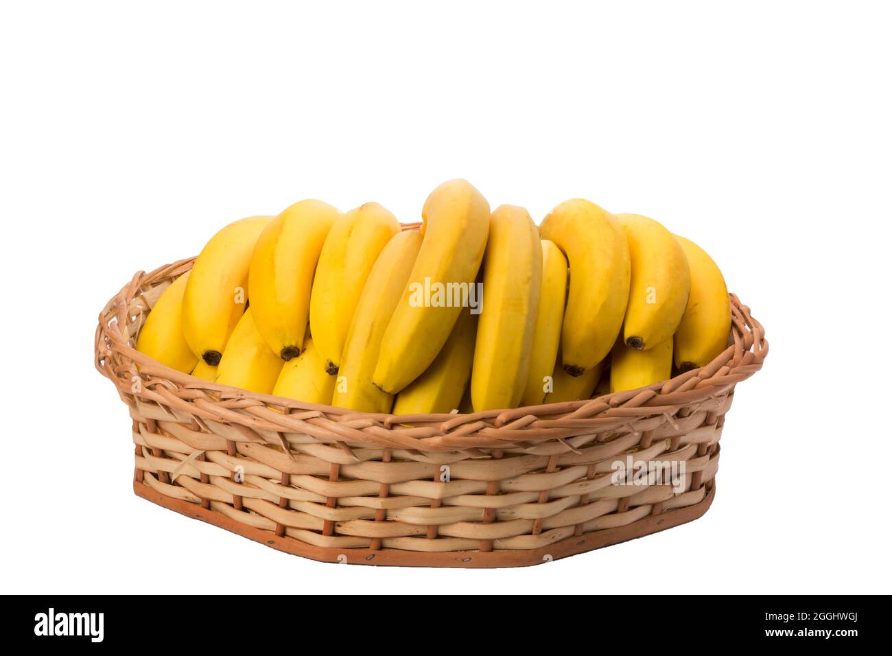 bananes en panier en osier sur fond blanc isolé Photo Stock - Alamy