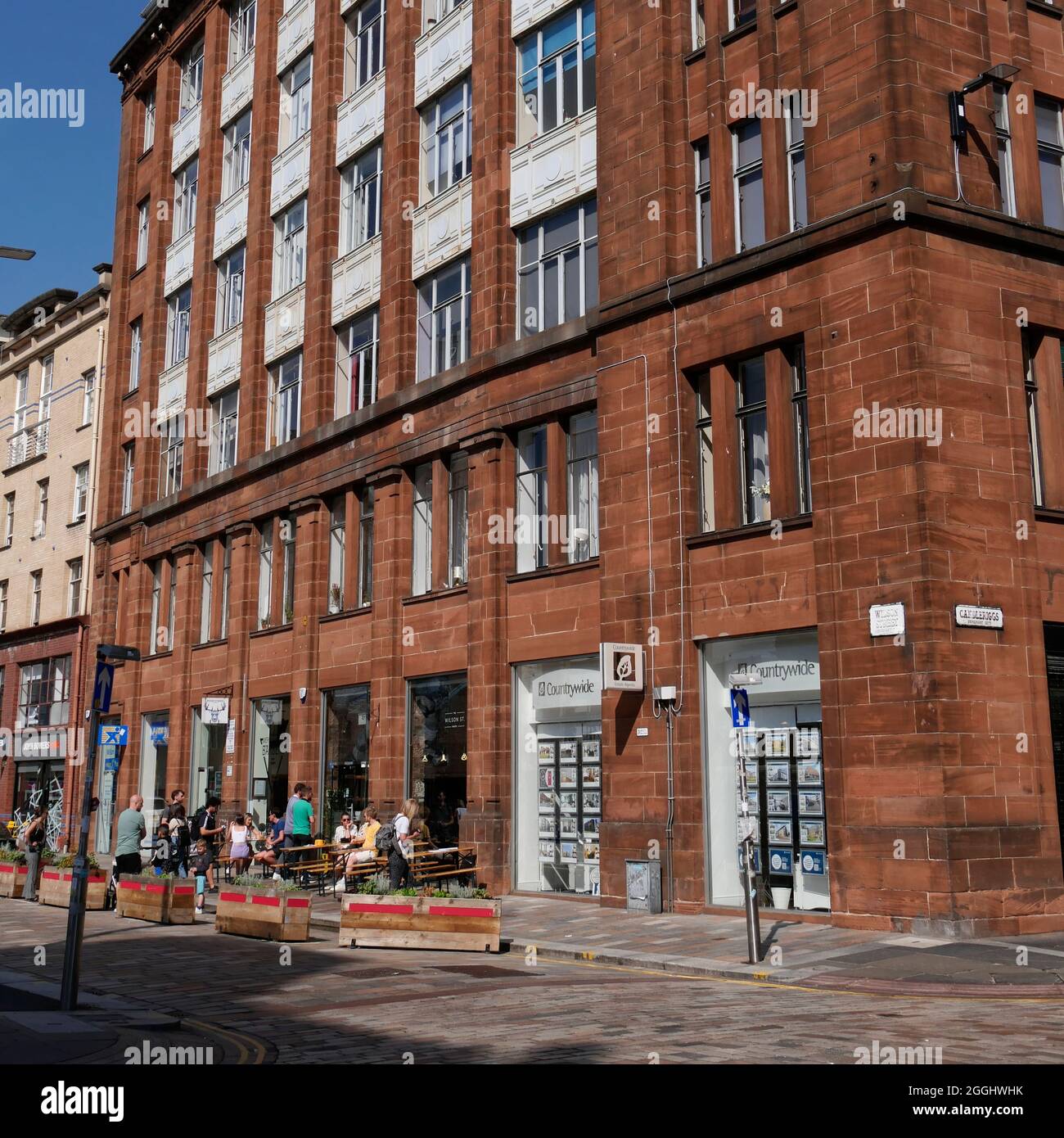 Personnes mangeant et buvant dehors dans Wilson Street, ville marchande, centre ville de Glasgow, Ecosse, Royaume-Uni Banque D'Images