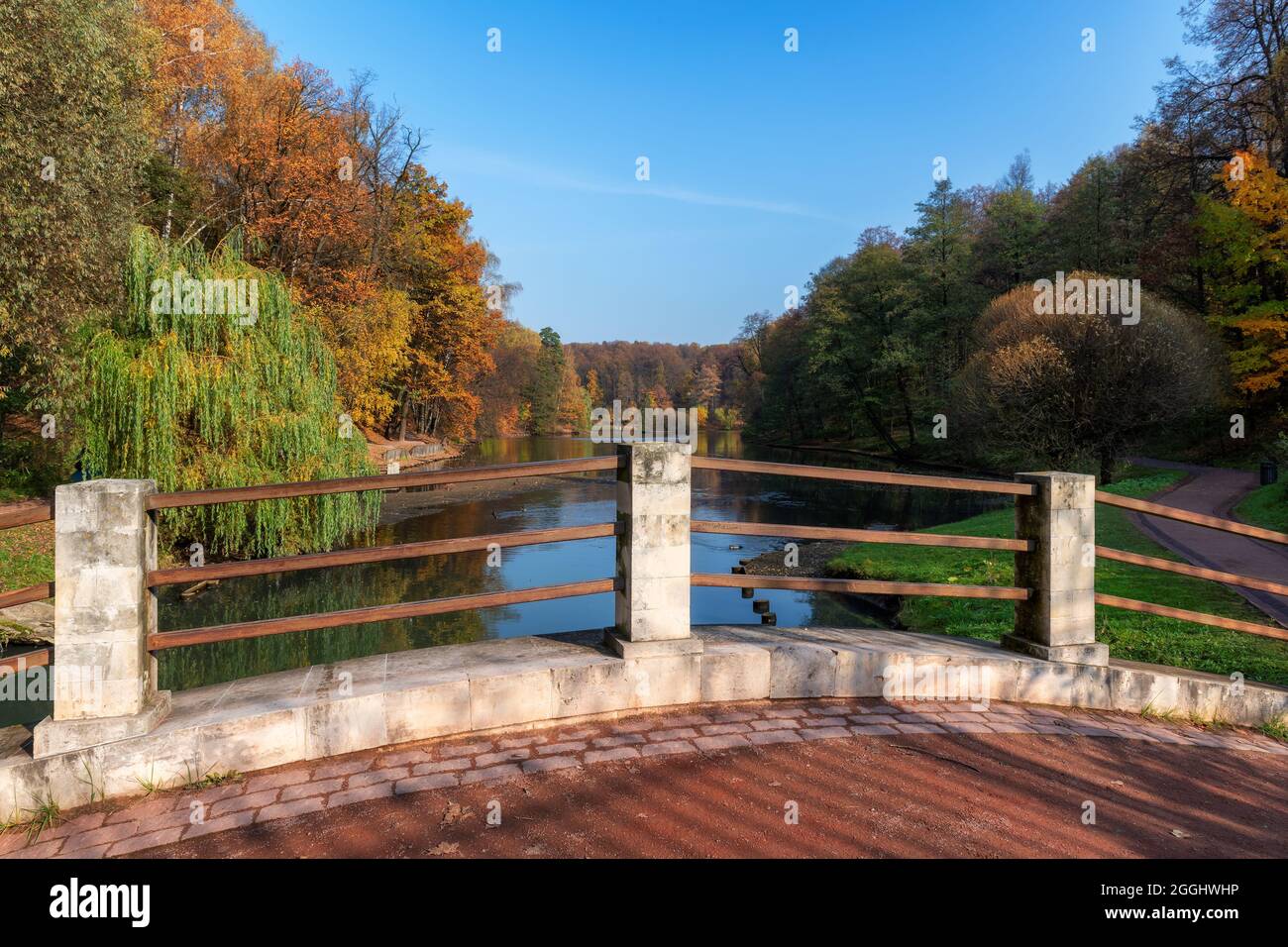 Paysage d'automne depuis le pont de la rivière. Feuilles colorées dans le parc d'automne Banque D'Images