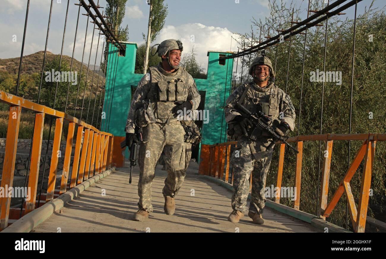 Sgts de l'état-major de l'armée américaine. Antonio Rosales, à gauche, et Icar Morales traversent un pont suspendu alors qu'ils patrouillent avec leur peloton près de combat Outpost Herrera, province de Paktiya, Afghanistan, octobre 11. Les soldats étaient à la recherche de sites à partir desquels les talibans ont utilisé pour lancer des roquettes à l'avant-poste. Les soldats sont déployés avec la troupe Apache, 1er Escadron, 40e Régiment de cavalerie. Banque D'Images