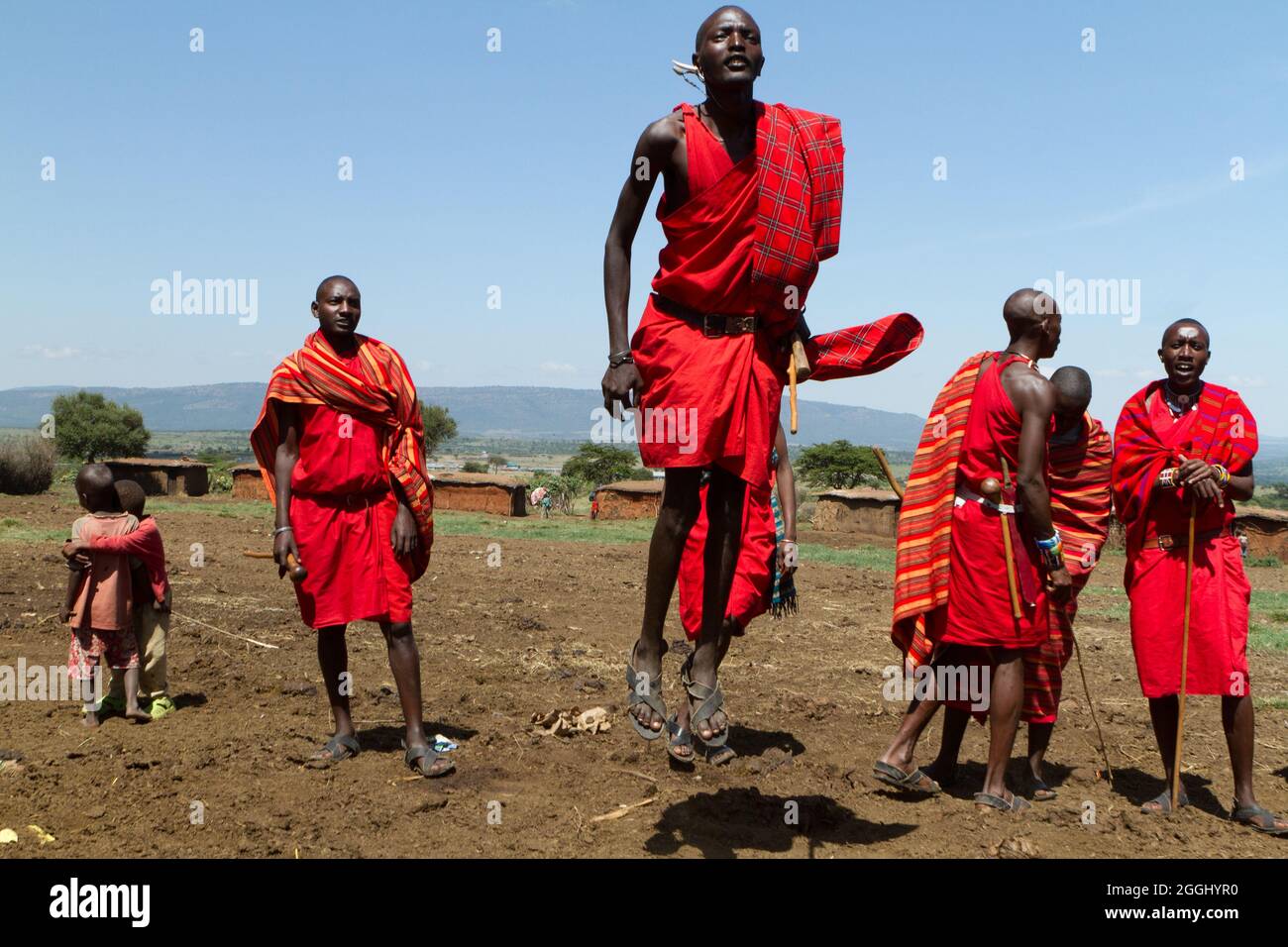 Les guerriers de Maasai qui effectuent la danse de saut traditionnelle dans la réserve nationale de Maasai Mara. Banque D'Images