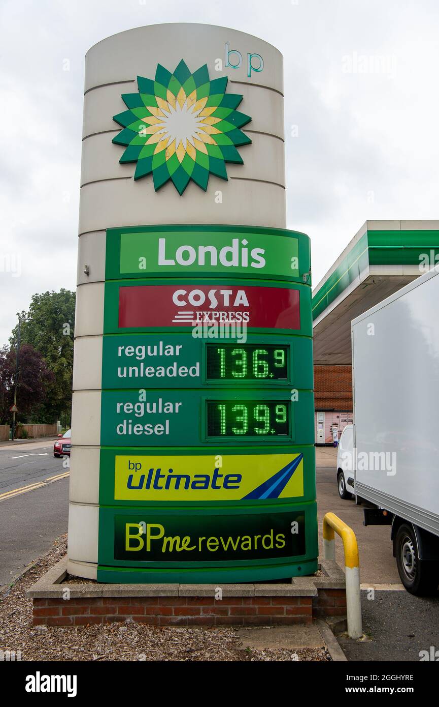 Windsor, Berkshire, Royaume-Uni. 1er septembre 2021. Une station-service BP à Windsor. À partir d'aujourd'hui, l'essence standard passe à E10, ce qui signifie que les voitures fabriquées avant 2011 peuvent ne pas être compatibles avec l'essence sans plomb standard. Crédit : Maureen McLean/Alay Live News Banque D'Images