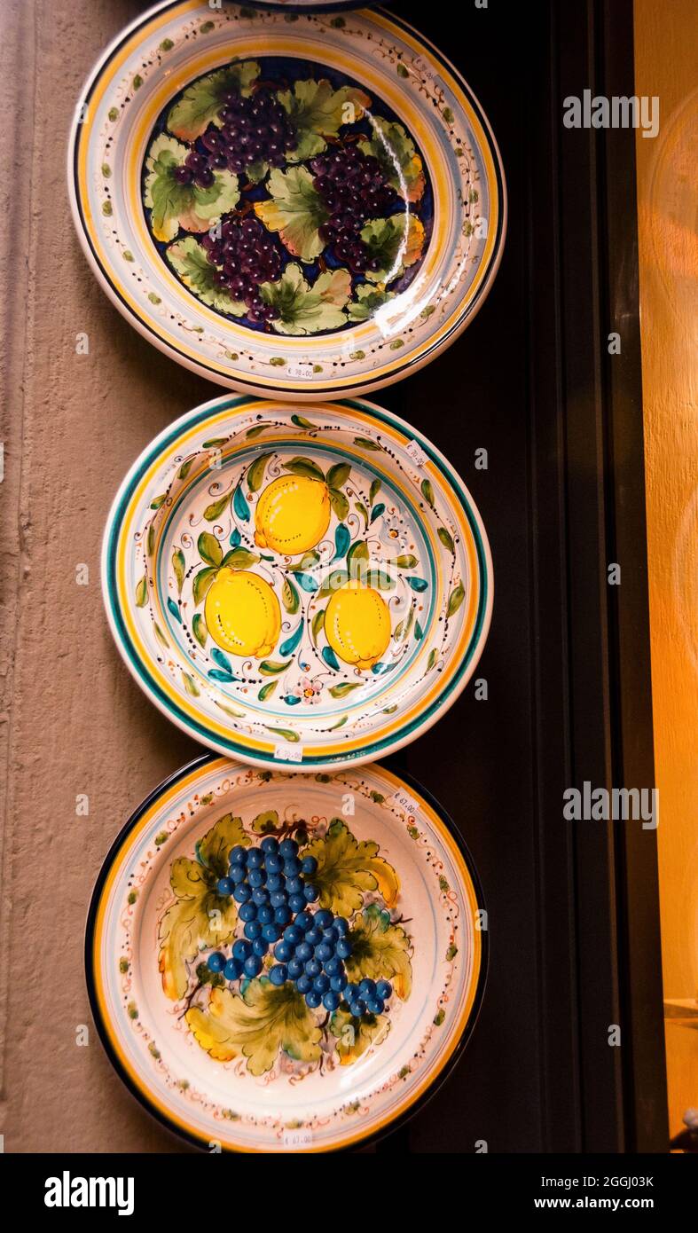Assiettes italiennes peintes à la main Banque de photographies et d'images  à haute résolution - Alamy