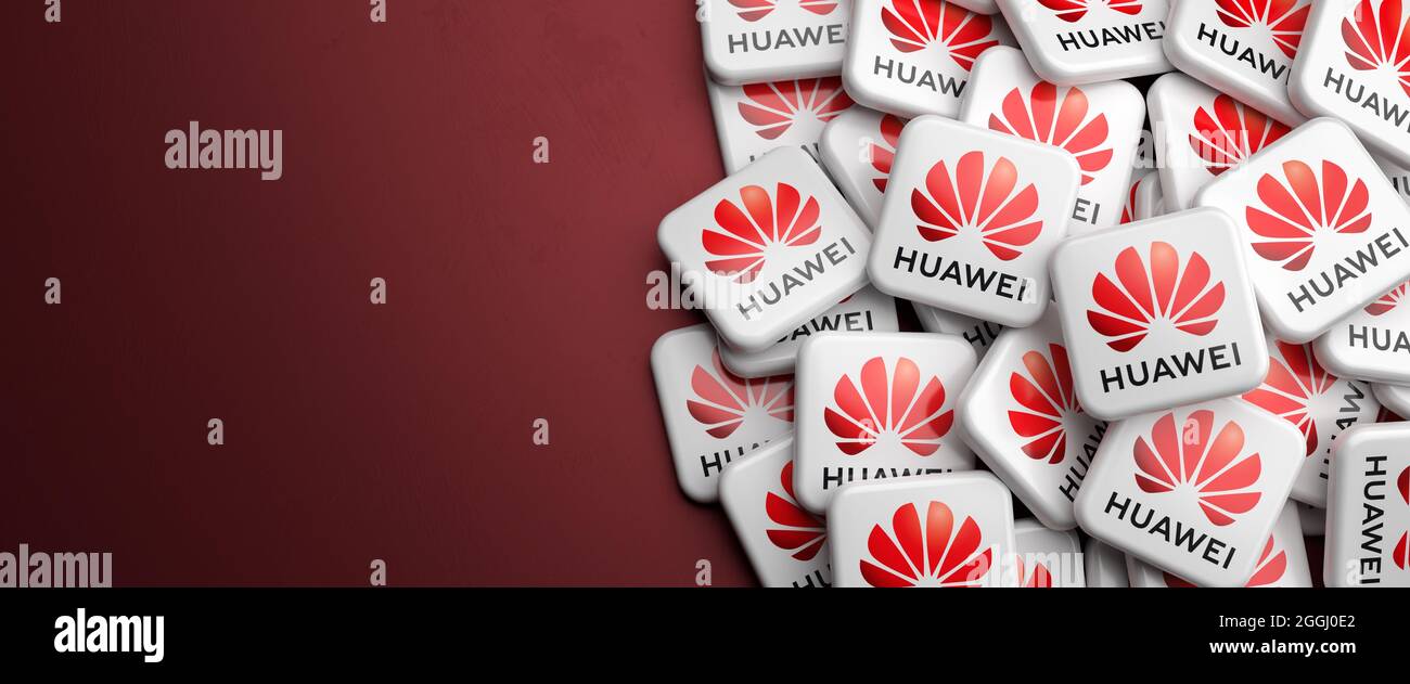 Logos de la société chinoise de technologie de télécommunications Huawei sur un tas sur une table. Copier l'espace. Format de bannière Web. Banque D'Images