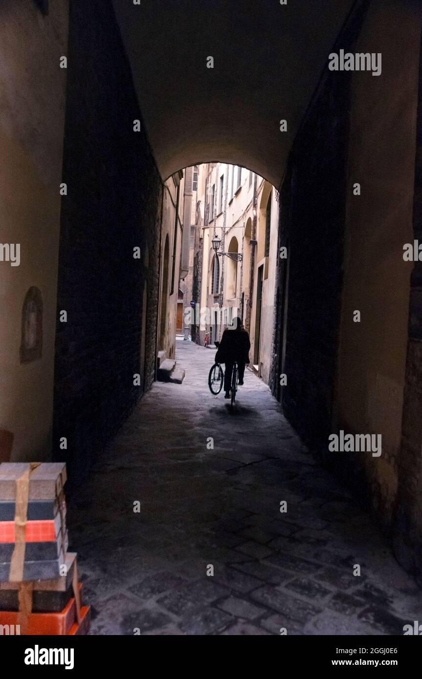 Rue pavée médiévale voûtée en tonneau à Florence, Italie. Banque D'Images