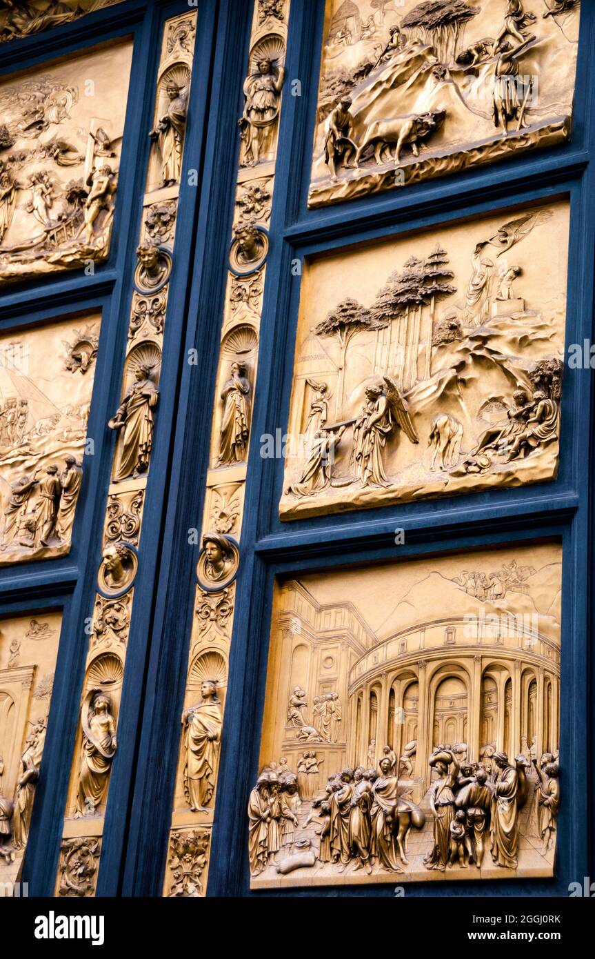 Portes en bronze de la cathédrale de Florence en bas relief représentant des scènes de l'ancien Testament, en Italie. Banque D'Images
