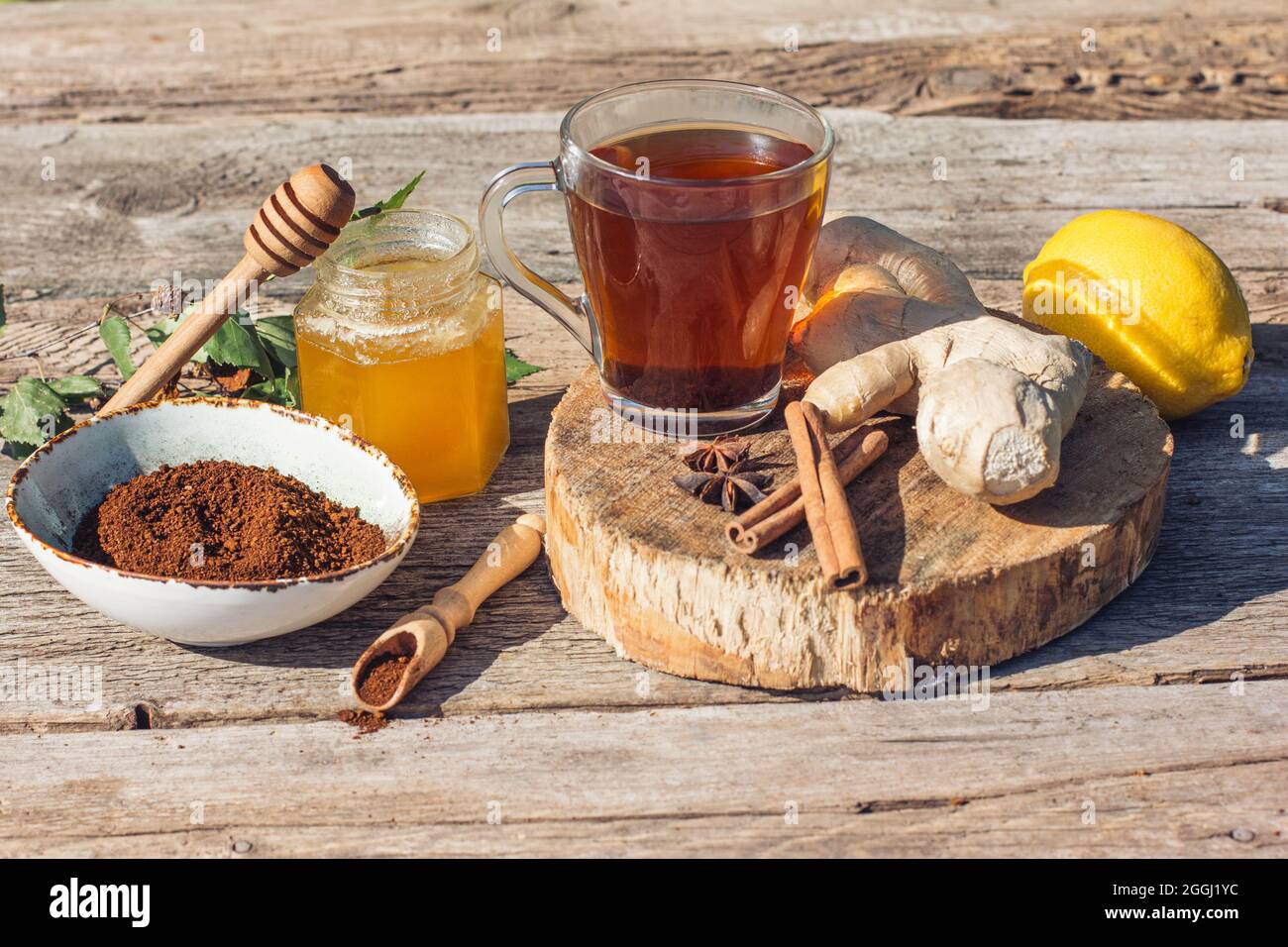 Thé de chaga - un antioxydant fort, stimule le système immunitaire. Sain pur naturel. Champignon de chaga sauvage, préparation de thé, café et remède à base de plantes Banque D'Images