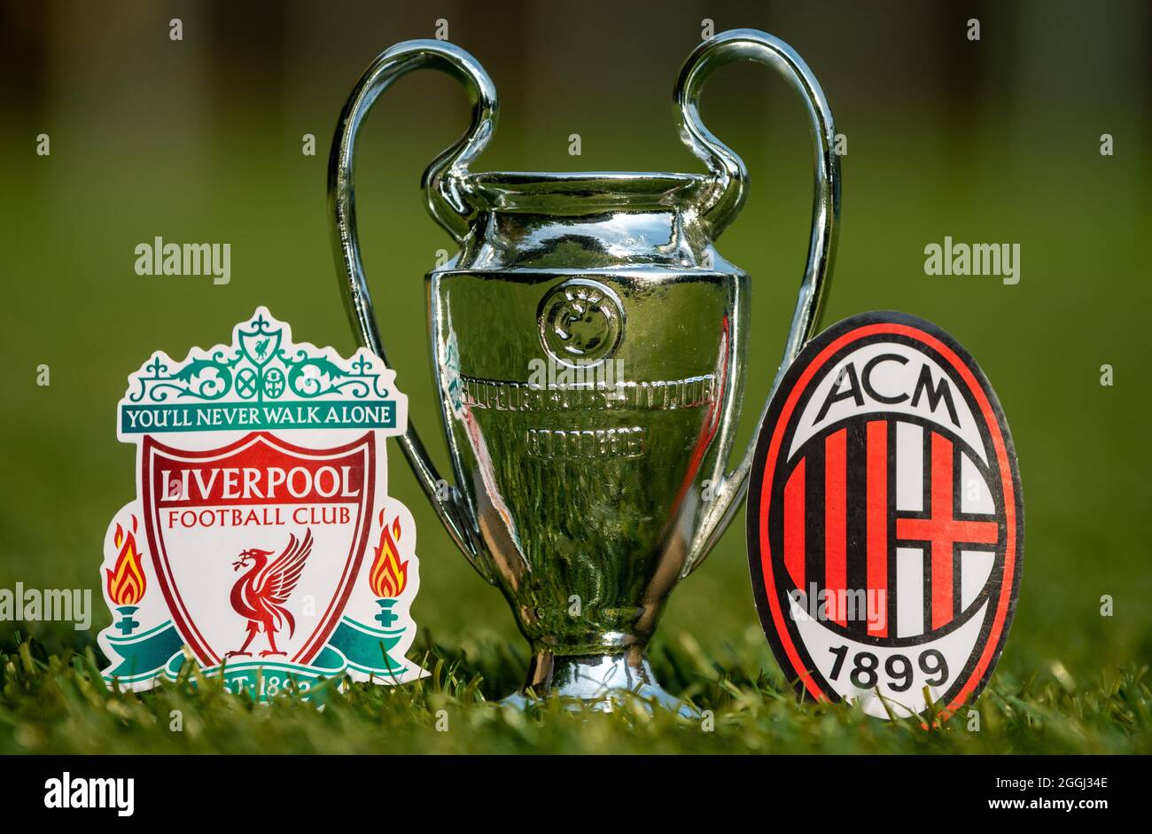 27 août 2021 Liverpool, Royaume-Uni. Football Club Emblems Liverpool F.C.et A.C. Milan et la coupe de la Ligue des champions de l'UEFA sur le gazon du stade. Banque D'Images