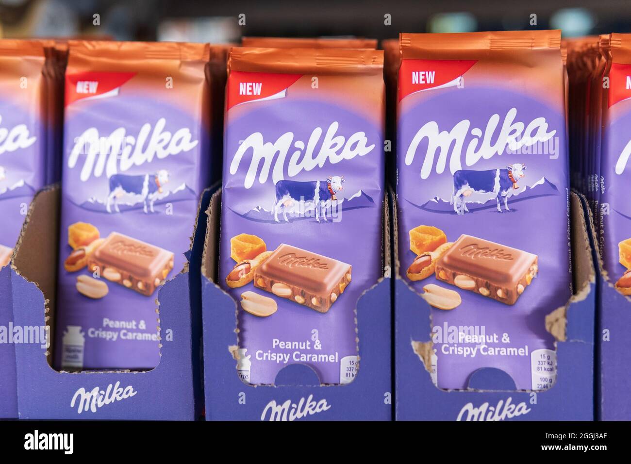 Tyumen, Russie-08 juin 2021 : chocolat Milka aux arachides et au caramel, fabriqué par Mondelez Intl. Anciennement Kraft Foods Banque D'Images