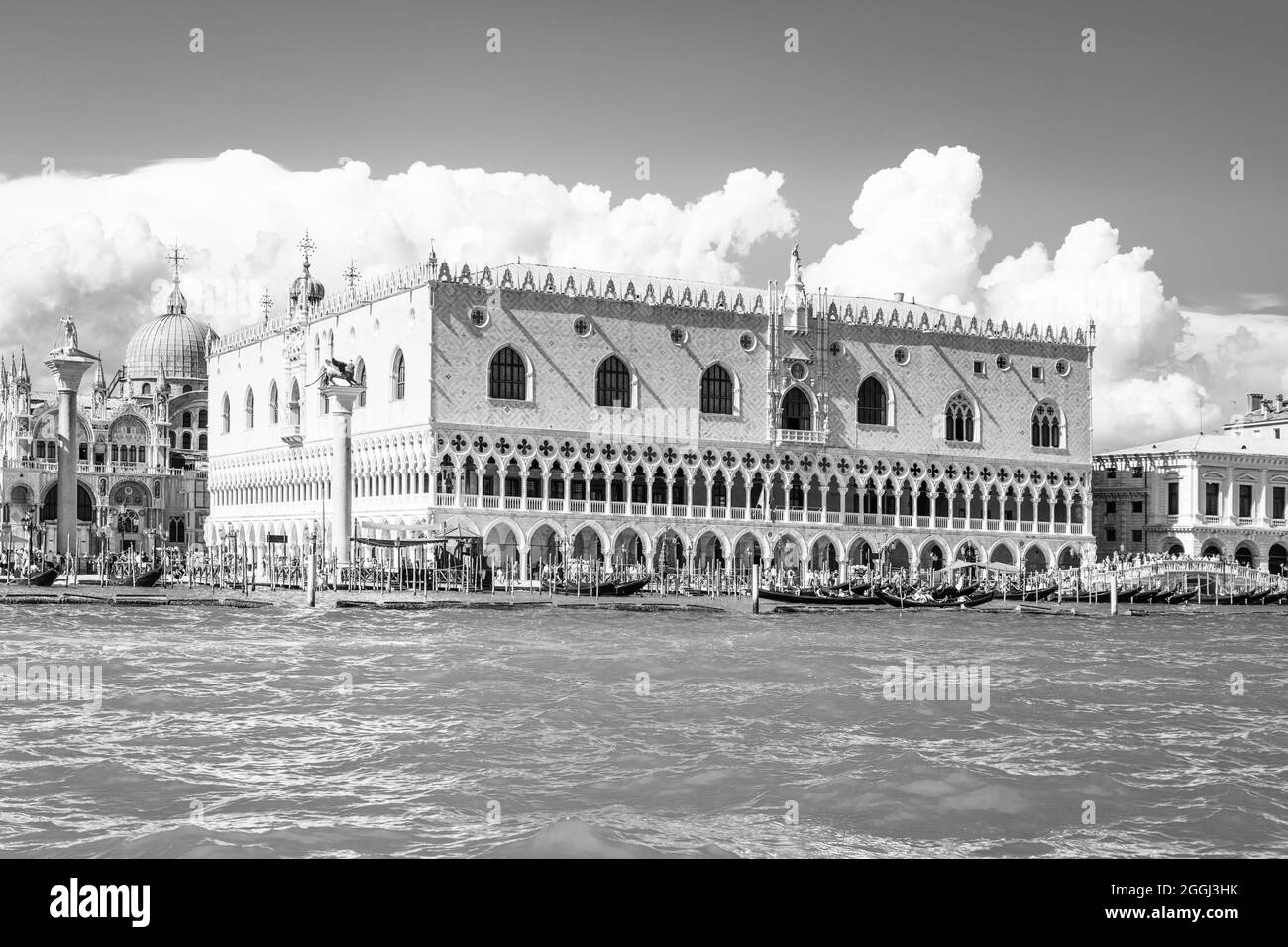 Palais des Doges, italien : Palazzo Ducale, vue depuis le bateau à Venise, Italie. Image en noir et blanc. Banque D'Images