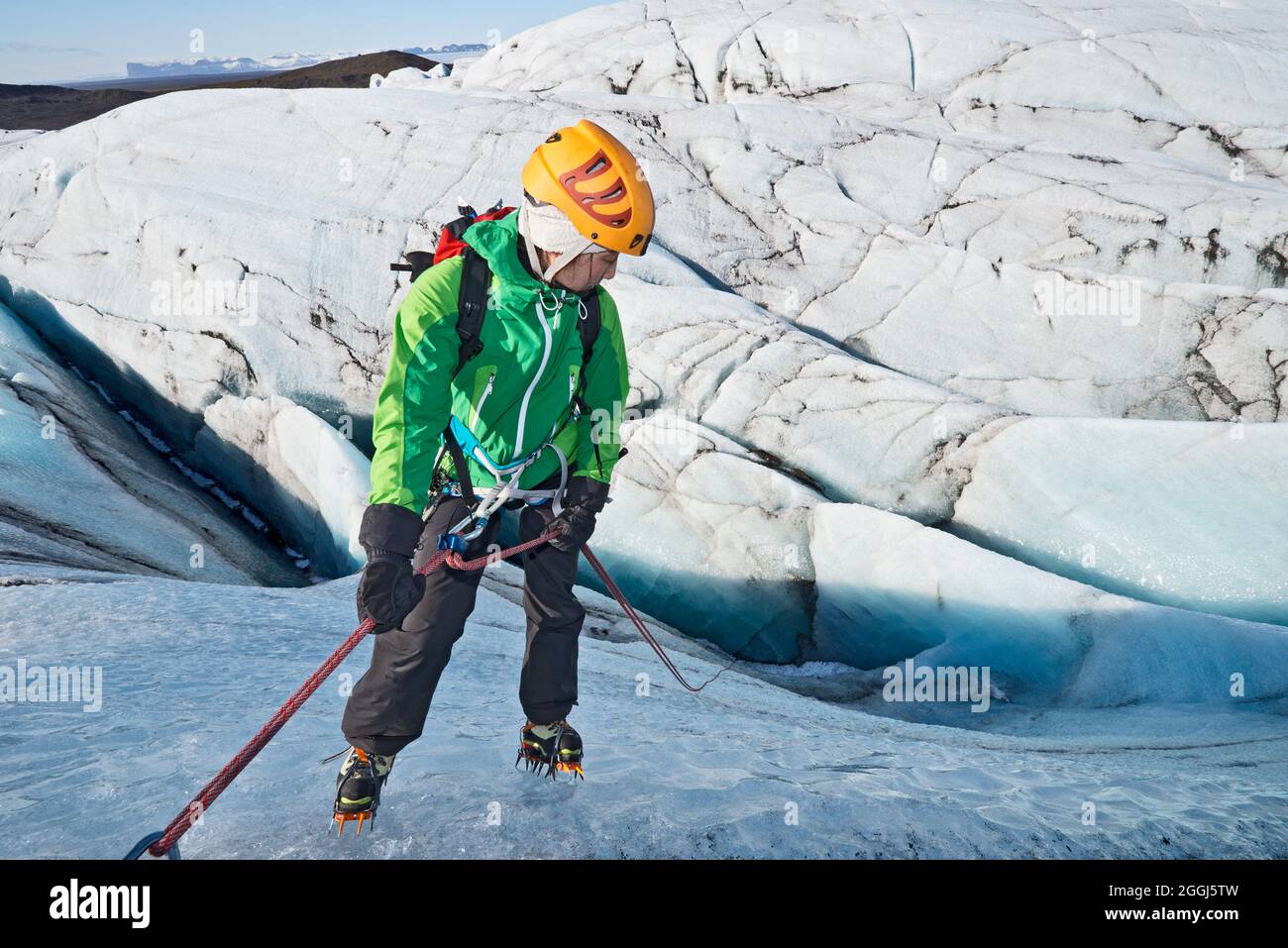 Femme montant dans la crevasse au glacier Svinafellsjokull à Skaftafell qui fait partie du parc national de Vatnajokull Banque D'Images