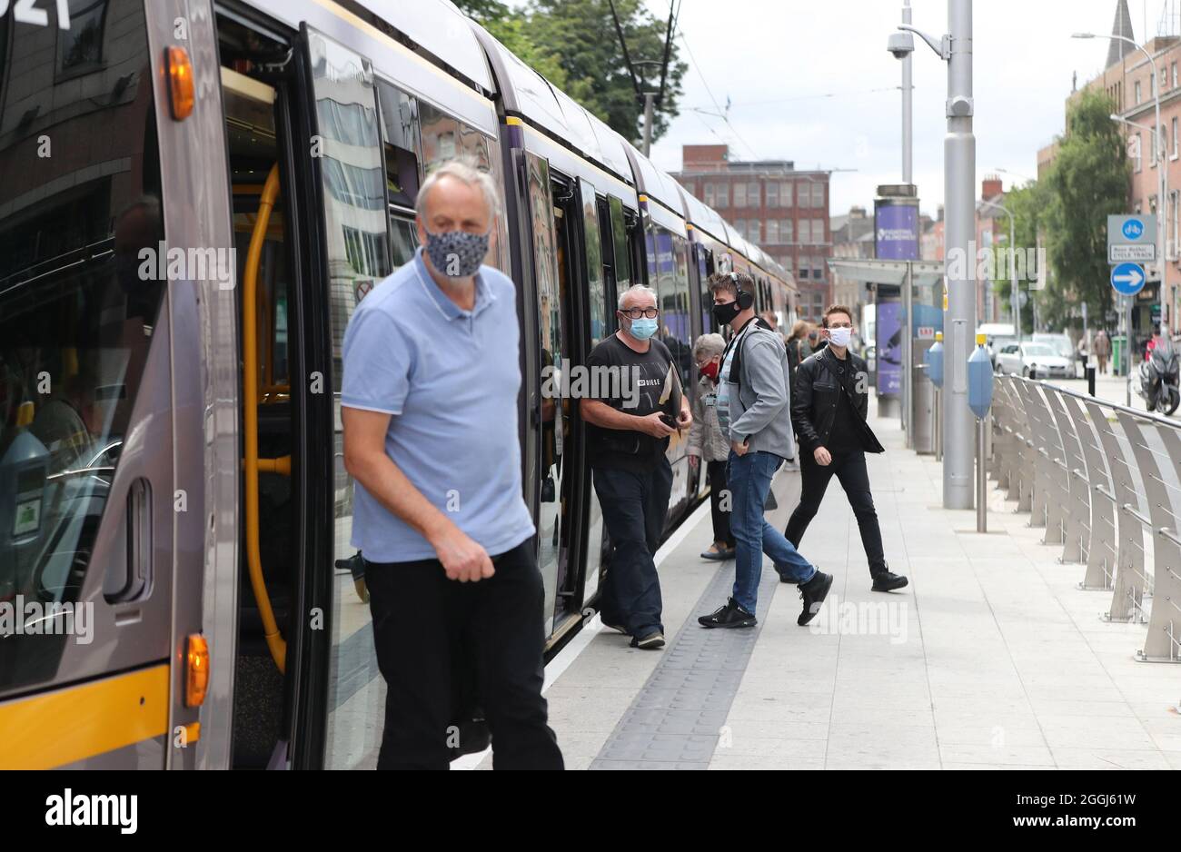 Les passagers débarquent d'un tramway LUAS à Dublin. Le ministre de la Santé, Stephen Donnelly, a déclaré qu'il n'y a pas de mesure ou de statistique spécifique qui pourrait amener le gouvernement à suspendre ou à inverser l'assouplissement des restrictions, les transports publics étant revenus à pleine capacité. Mardi, le gouvernement a dévoilé des plans visant à alléger la majorité des restrictions restantes de Covid-19. Date de la photo: Mercredi 1er septembre 2021. Banque D'Images