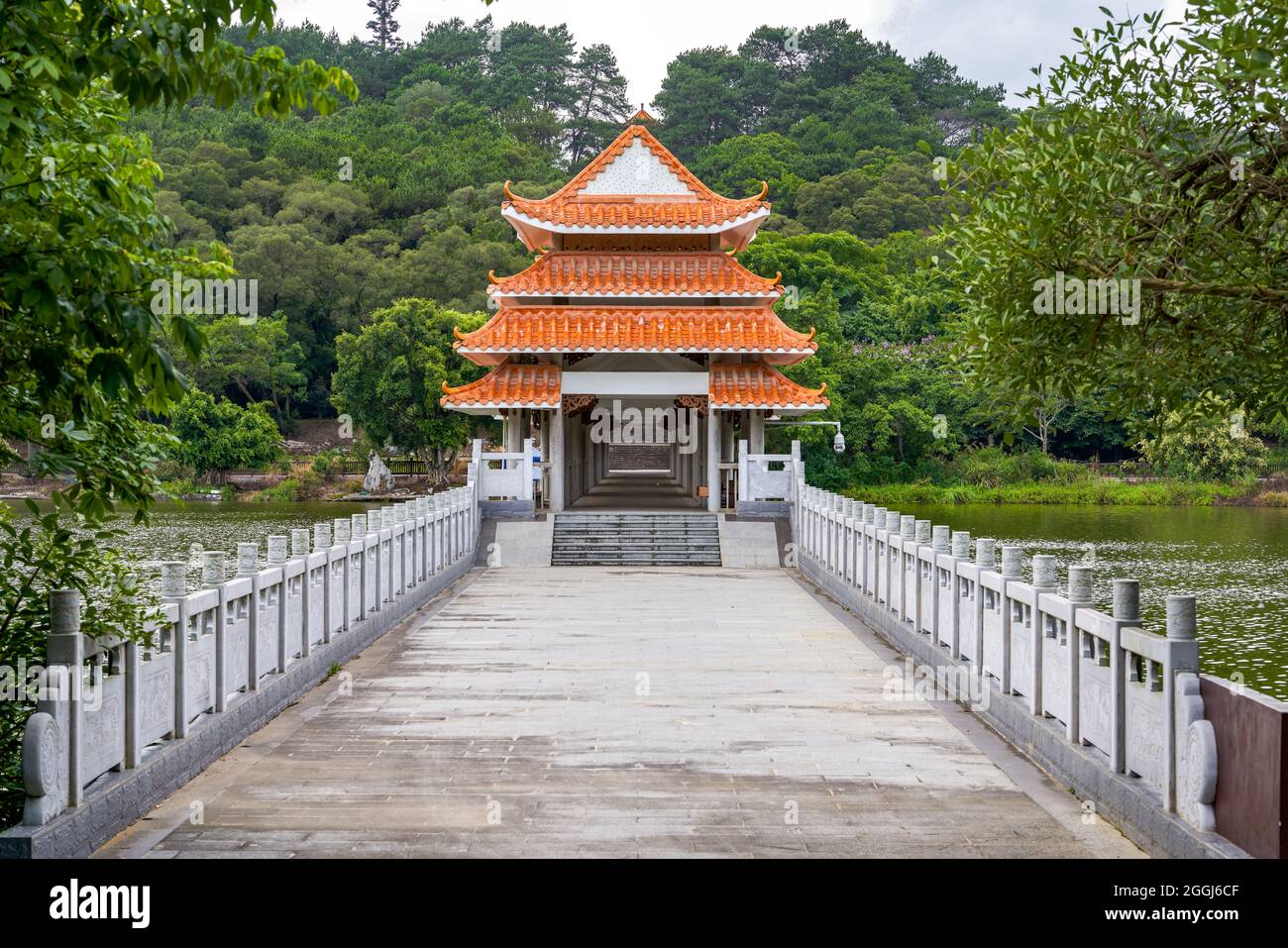 Toit en tuiles orange de style chinois, bâtiment d'angle incliné en gros plan Banque D'Images