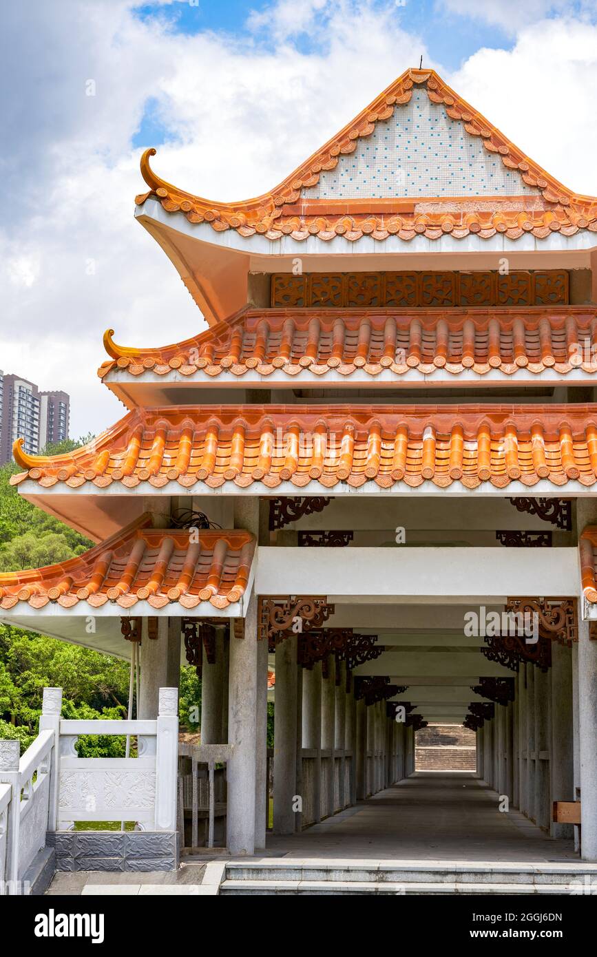 Toit en tuiles orange de style chinois, bâtiment d'angle incliné en gros plan Banque D'Images