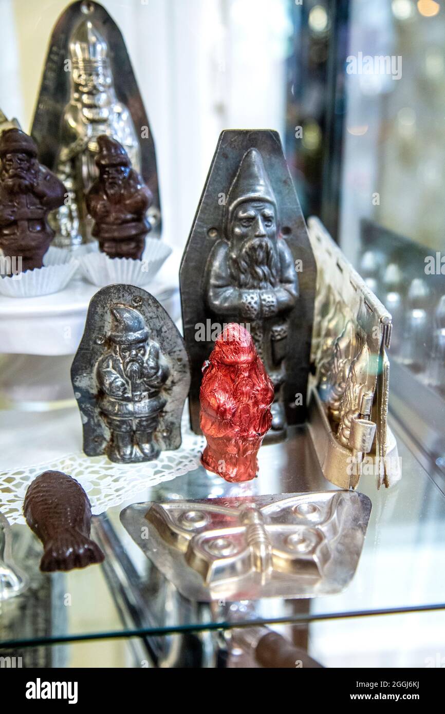Moules à chocolat en forme de Père Noël au Musée du chocolat Szamos de Budapest, Hongrie Banque D'Images