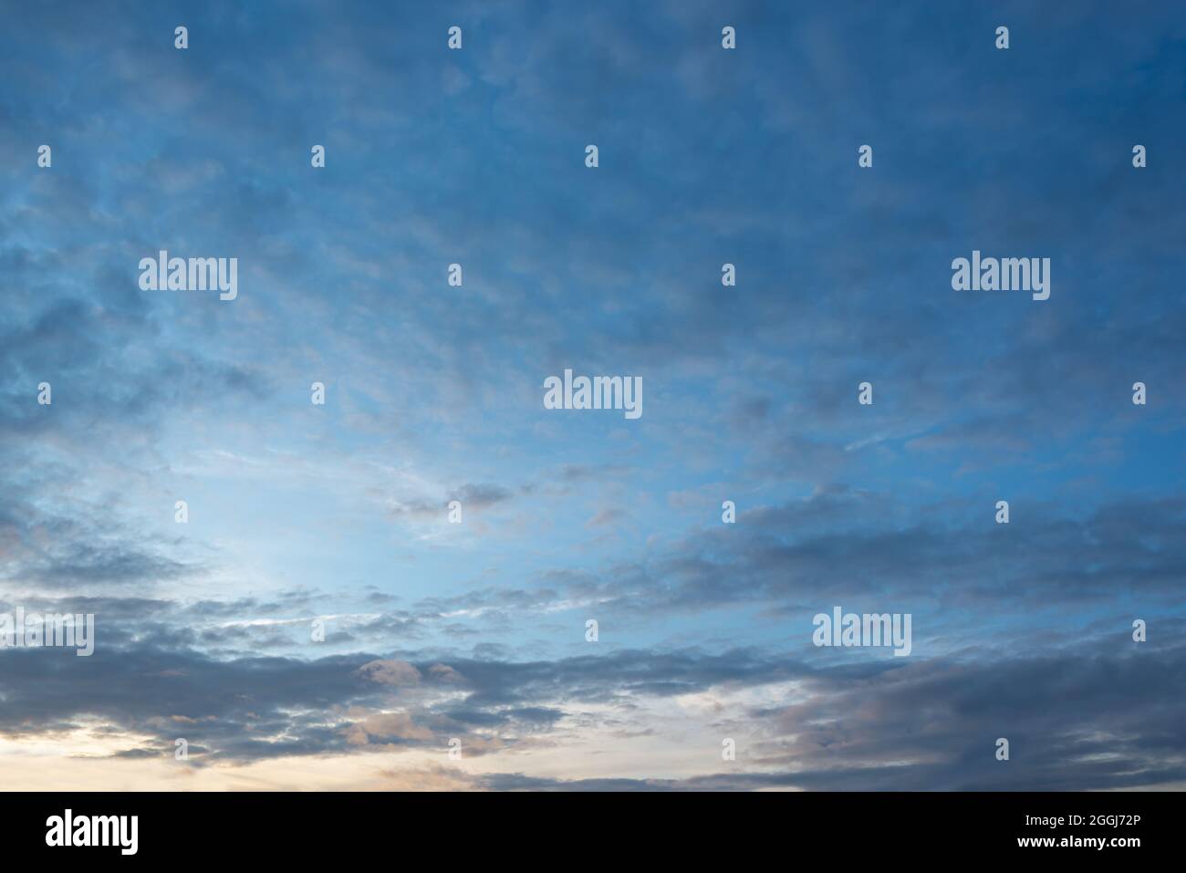 Ciel bleu avec nuages au coucher du soleil, remplacement du ciel, fond de la nature Banque D'Images