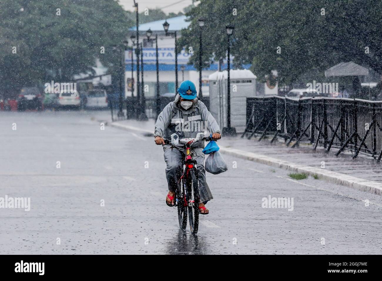 Manille, Philippines. 1er septembre 2021. Un homme portant un masque fait un vélo sur la route à Manille, aux Philippines, le 1er septembre 2021. Les Philippines ont franchi une triste étape, car la charge de travail de la COVID-19 a atteint mercredi 2 millions. Le nombre de cas de COVID-19 dans le pays de l'Asie du Sud-est a grimpé à 2,003,955 après que le ministère de la Santé (DOH) a signalé 14,216 nouvelles infections quotidiennes mercredi. Crédit: Rouelle Umali/Xinhua/Alamy Live News Banque D'Images