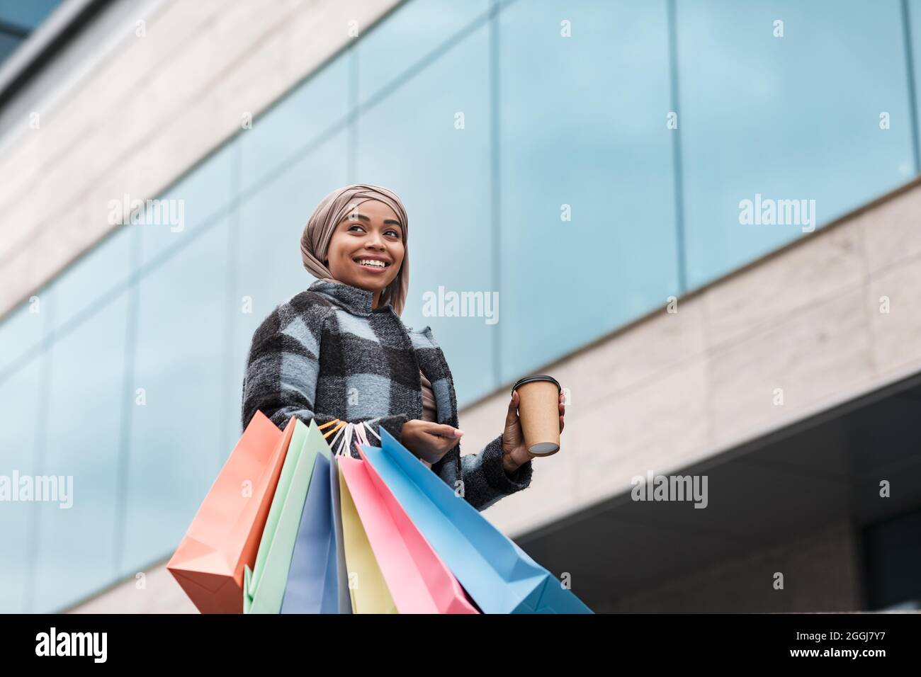 Faire du shopping après une pandémie de Covid-19, marcher et profiter des ventes au centre commercial Banque D'Images