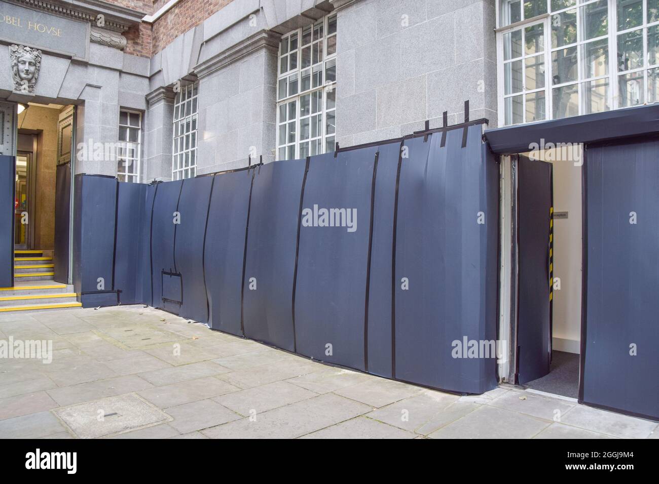 Londres, Royaume-Uni. 1er septembre 2021. Le Département de l'environnement, de l'alimentation et des affaires rurales (Defra) a couvert leur entrée et une partie du bâtiment avec du matériel protecteur, craignant des manifestations et des réactions après le meurtre de Geronimo l'alpaga. (Crédit : Vuk Valcic / Alamy Live News) Banque D'Images