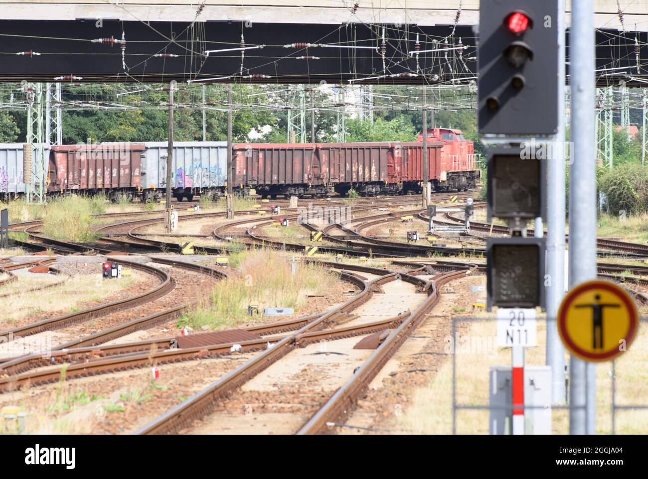 Cottbus, Allemagne. 1er septembre 2021. Une locomotive de shunting tire des wagons de marchandises hors de la gare principale. En plus de la grève dans le transport de passagers, le syndicat allemand des conducteurs de train (GDL) a appelé à une grève de plus de cinq jours dans le transport ferroviaire de marchandises. Pendant la grève de GDL, Deutsche Bahn prévoit d'offrir environ un quart du calendrier normal dans le trafic longue distance à travers l'Allemagne. Credit: Soeren Stache/dpa-Zentralbild/ZB/dpa/Alay Live News Banque D'Images