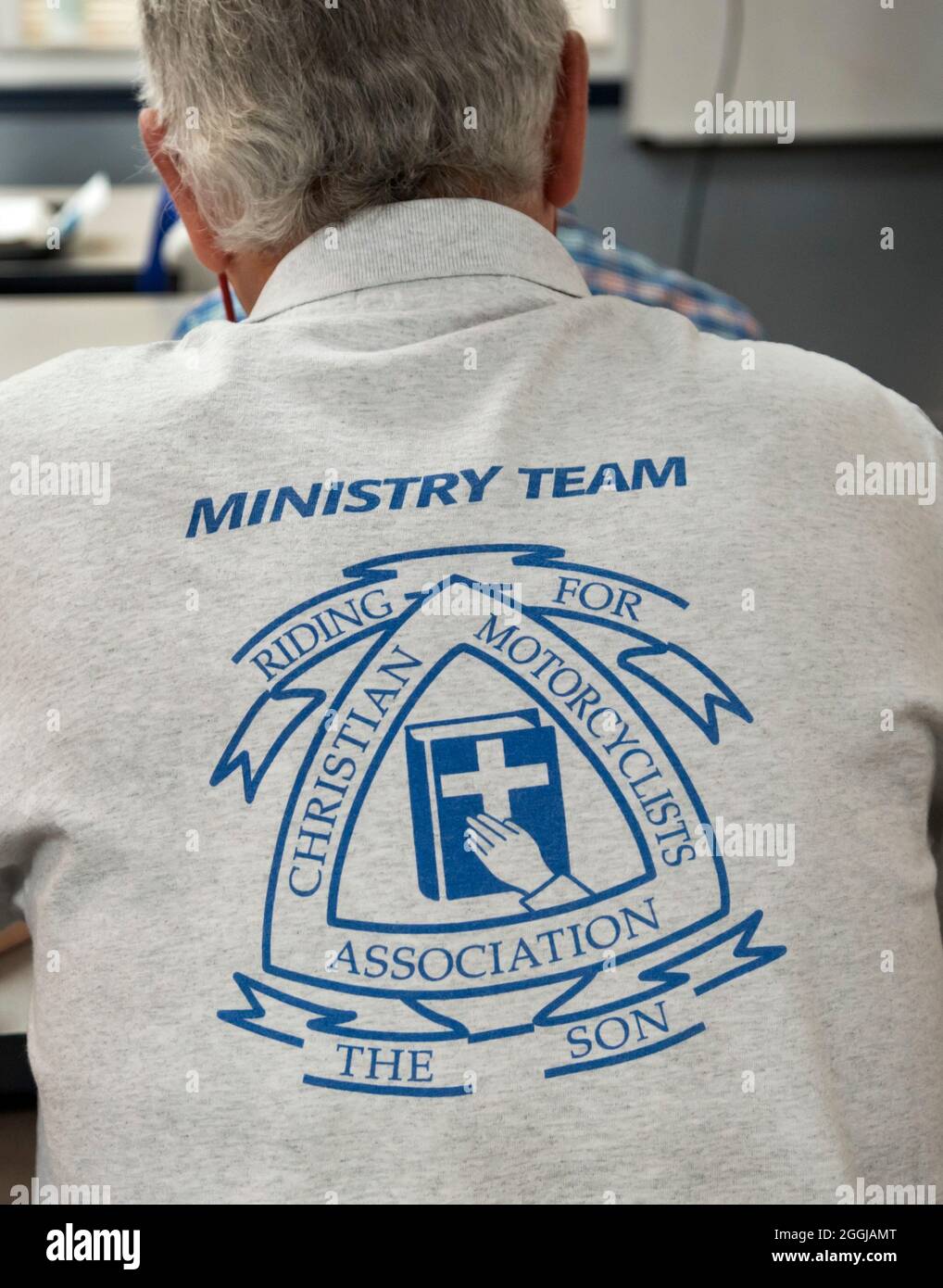 Homme portant une chemise de l'Association chrétienne des motocyclistes avec emblème sur le dos. Banque D'Images