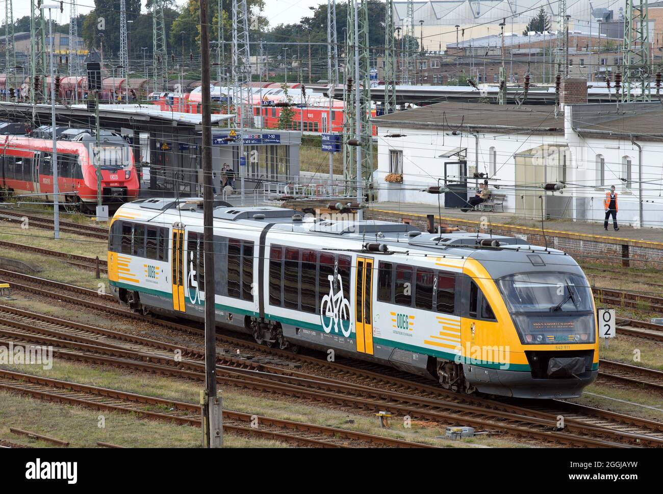 Cottbus, Allemagne. 1er septembre 2021. Un train de la Ostddeutsche Eisenbahn GmbH (ODEG) quitte la gare principale. En plus de la grève dans le transport de passagers, le syndicat allemand des conducteurs de train (GDL) a appelé à une grève de plus de cinq jours dans le transport ferroviaire de marchandises. Pendant la grève de GDL, Deutsche Bahn a l'intention d'offrir environ un quart du calendrier normal pour les services interurbains dans toute l'Allemagne. Credit: Soeren Stache/dpa-Zentralbild/ZB/dpa/Alay Live News Banque D'Images