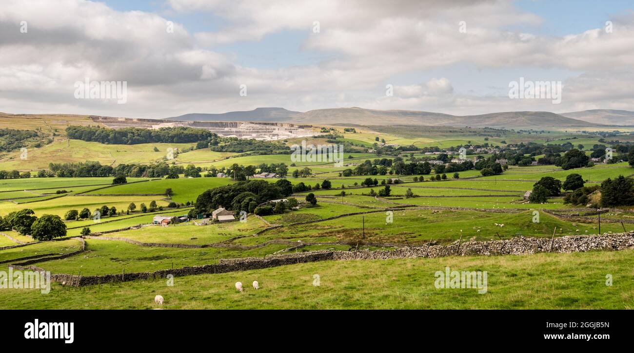 Horton-in-Ribblesdale avec la carrière Ingelborough et Horton, prise près de Dubcote Banque D'Images