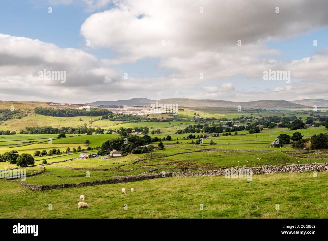 Horton-in-Ribblesdale avec la carrière Ingelborough et Horton, prise près de Dubcote Banque D'Images