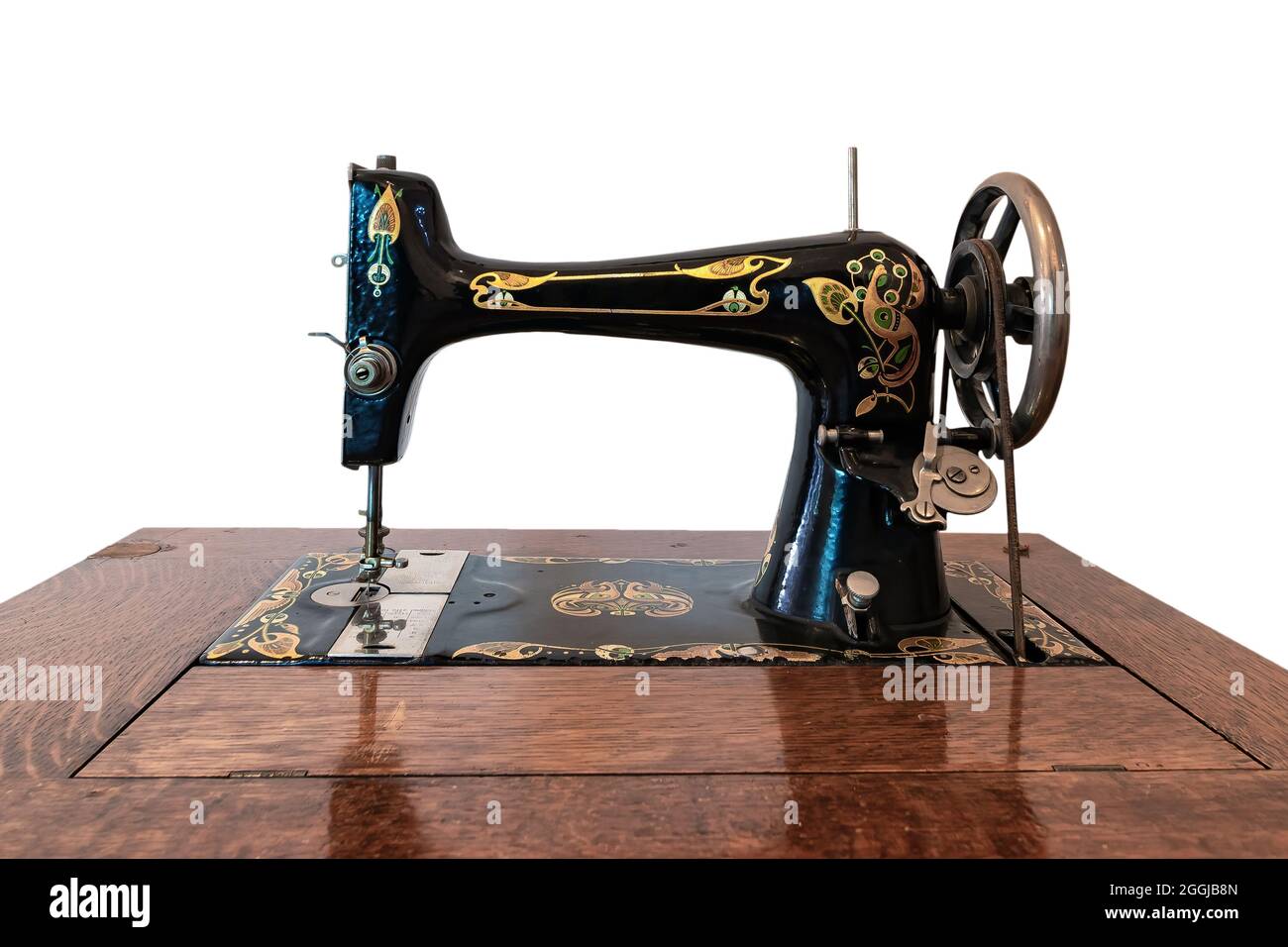 Ancienne machine à coudre dans un mobilier en bois isolé sur fond blanc Banque D'Images