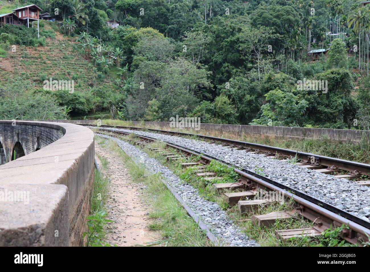 Le chemin de fer sur le pont à neuf arches Banque D'Images