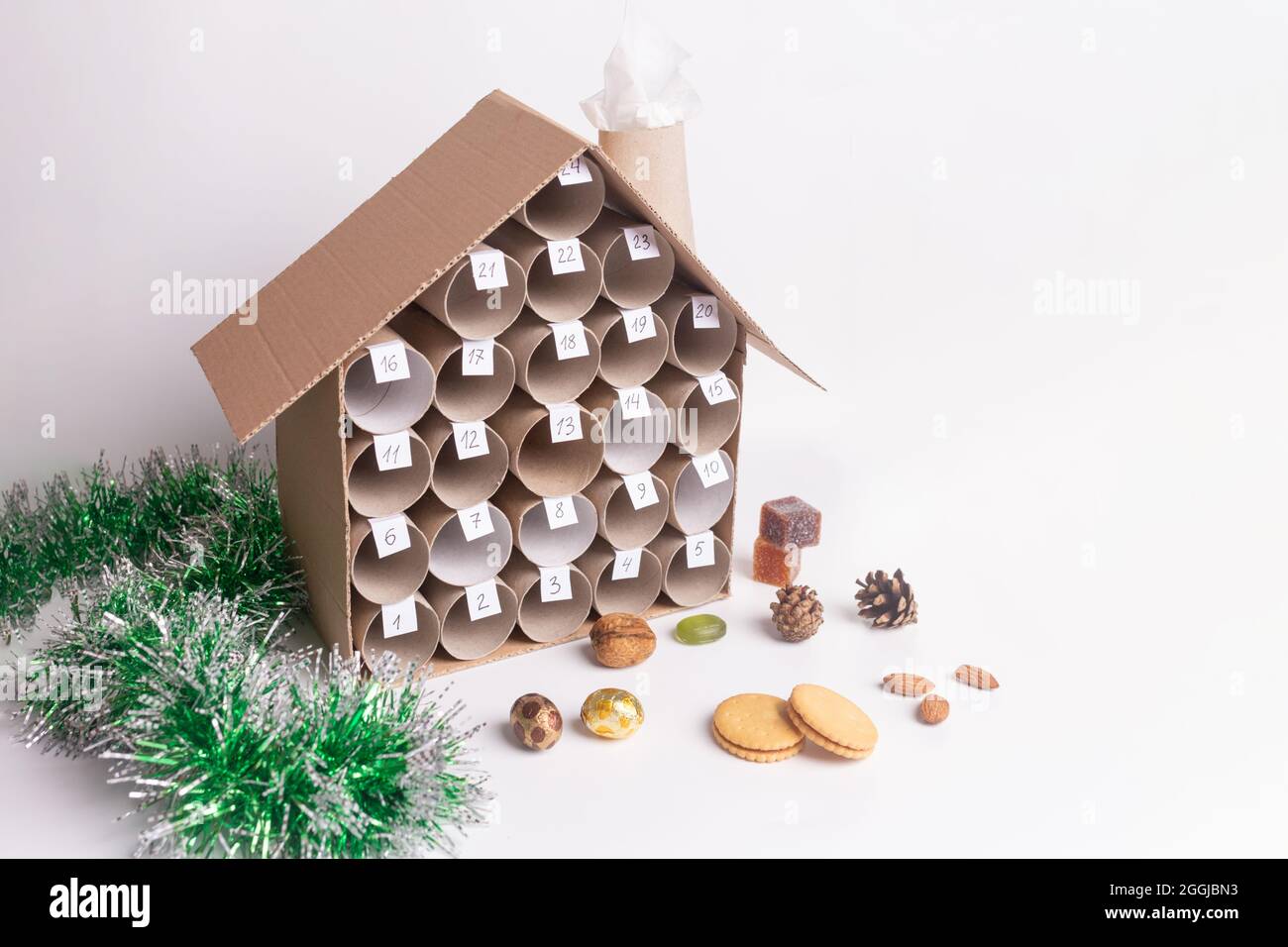 Calendrier De L Avent Compose De Rouleaux De Papier Toilette Bricolage Art Pour Enfants Photo Stock Alamy