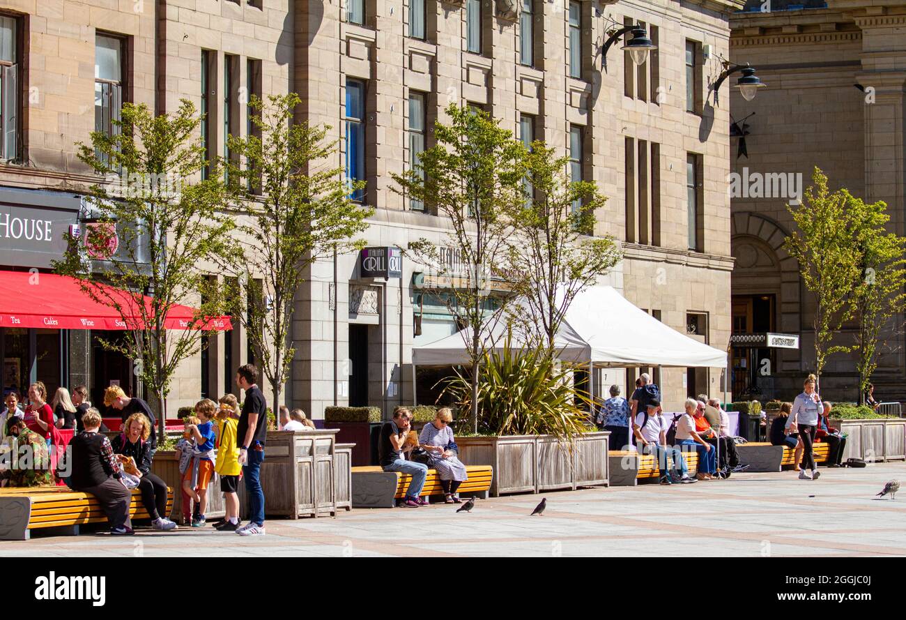 Dundee, Tayside, Écosse, Royaume-Uni. 1er septembre 2021. Météo au Royaume-Uni : une journée très chaude et ensoleillée dans le nord-est de l'Écosse avec des températures atteignant 20°C. Résidents locaux qui profitent de la journée à l'extérieur après des mois d'écluses du coronavirus. Des groupes de personnes se sont réunis assis sur la Dundee City Square plaza pour profiter du temps chaud et prendre des en-cas et des rafraîchissements l'après-midi. Crédit : Dundee Photographics/Alamy Live News Banque D'Images