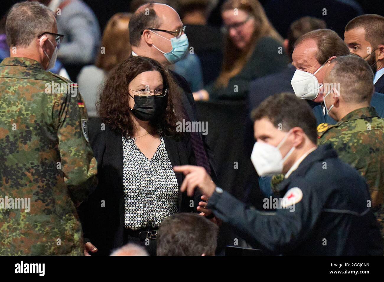 01 septembre 2021, Rhénanie-Palatinat, Nürburg: Andrea Nahles, Présidente de l'Agence fédérale des postes et télécommunications, s'entretient avec les aides à la Ring Arena du Nürburgring avant le début de l'acte de mémoire de l'État de Rhénanie-Palatinat pour les victimes de la catastrophe d'inondation. Les parents des travailleurs de secours morts et disparus, blessés, endommagés, ainsi que les maires de plus de 250 villes touchées sont invités. Photo: Thomas Frey/dpa Banque D'Images