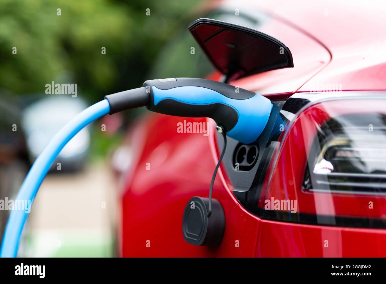 Recharge de voiture électrique à la station de charge dans un parking public à Suffolk, Royaume-Uni Banque D'Images