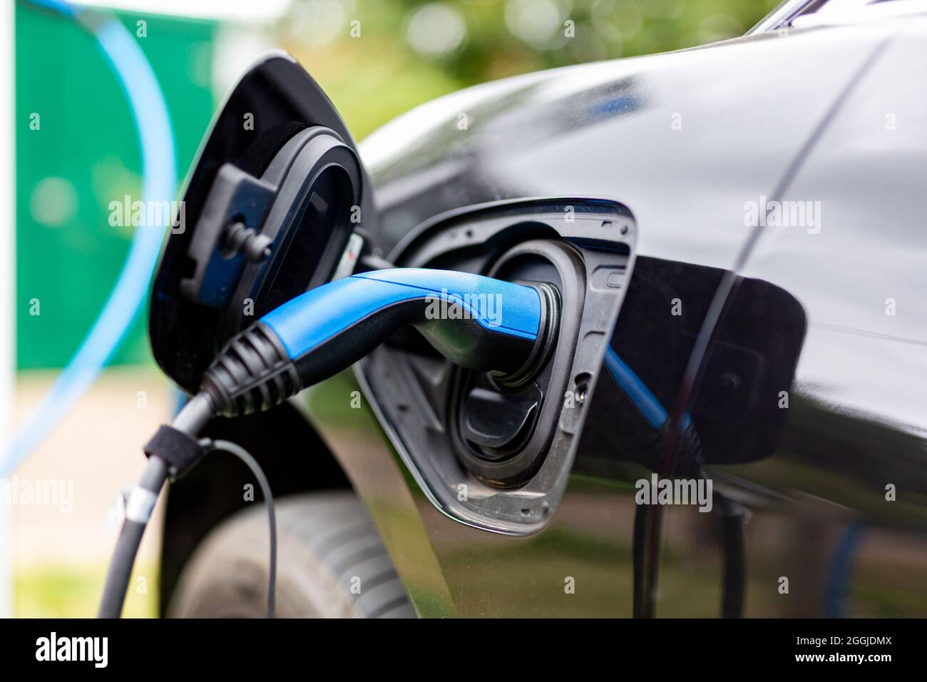 Recharge de voiture électrique à la station de charge dans un parking public à Suffolk, Royaume-Uni Banque D'Images