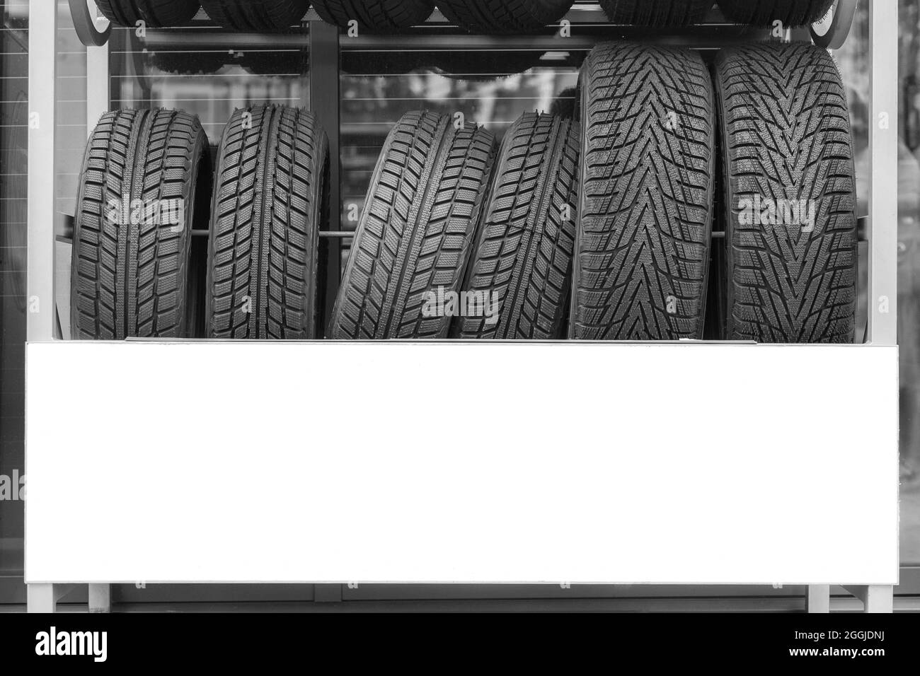 Les pneus de voiture pour le véhicule sont stockés pour la vente à la station-service. Banque D'Images