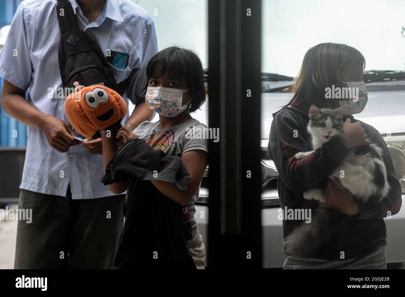Tangerang. 1er septembre 2021. Une fille tient son chat avant de recevoir une dose de vaccin contre la rage à Tangerang, en Indonésie. 1er septembre 2021. Des programmes hebdomadaires de vaccination gratuite contre la rage ont été menés à Tangerang afin de sensibiliser la population à la prévention de la rage dans le cadre de la prochaine Journée mondiale de la rage. Credit: Agung Kuncahya B./Xinhua/Alay Live News Banque D'Images