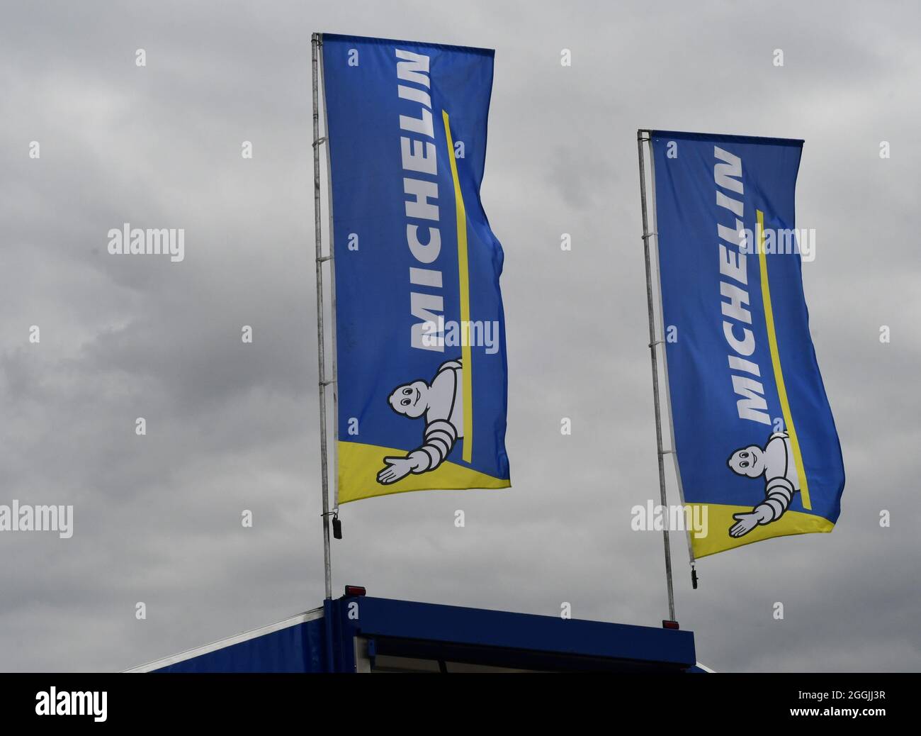 Deux drapeaux Michelin flottent dans le vent un jour gris d'été anglais Banque D'Images