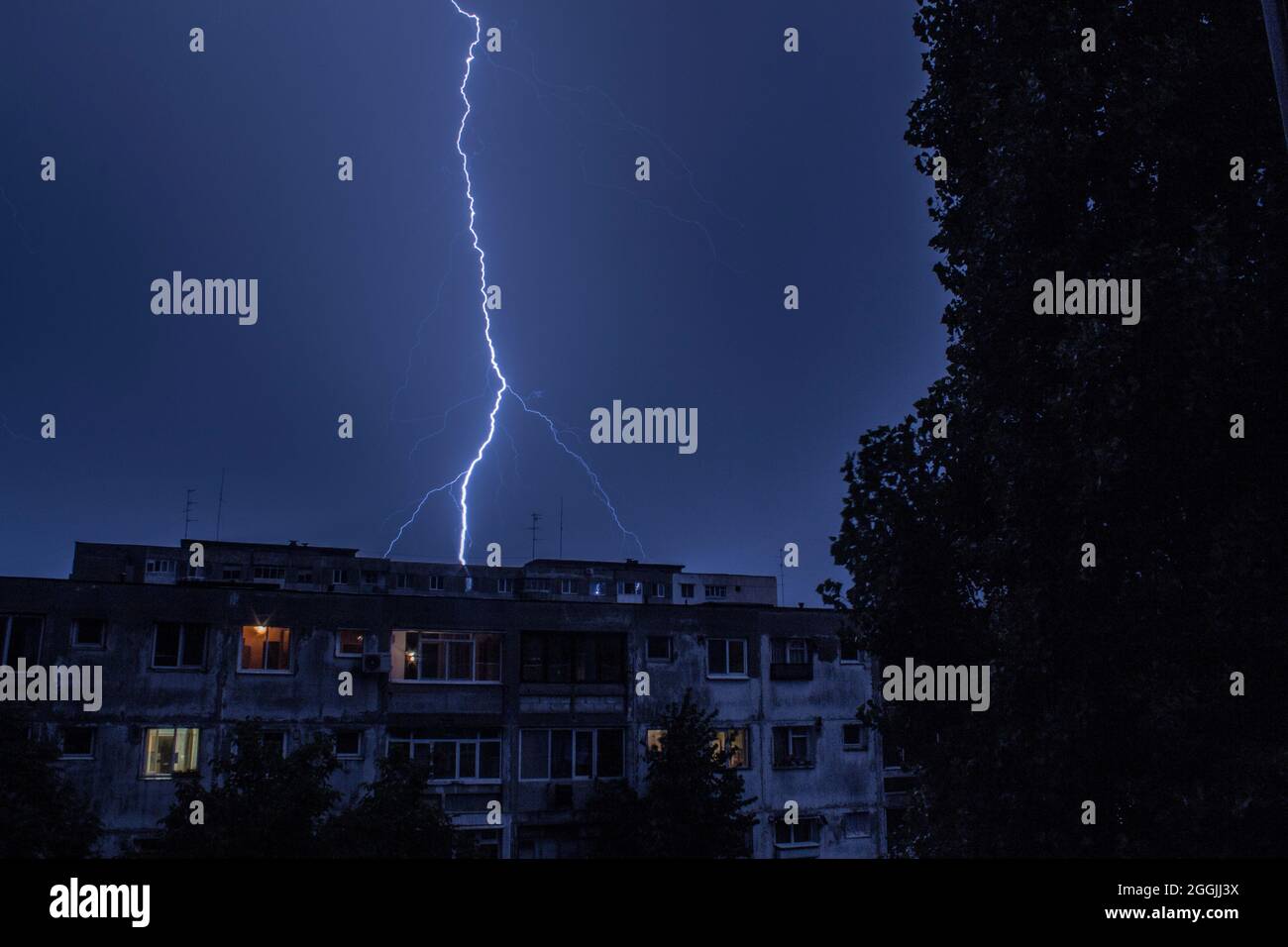 Lors d'une soirée orageux, le ciel diffuse des éclairs au-dessus de la ville de Bucarest. Banque D'Images