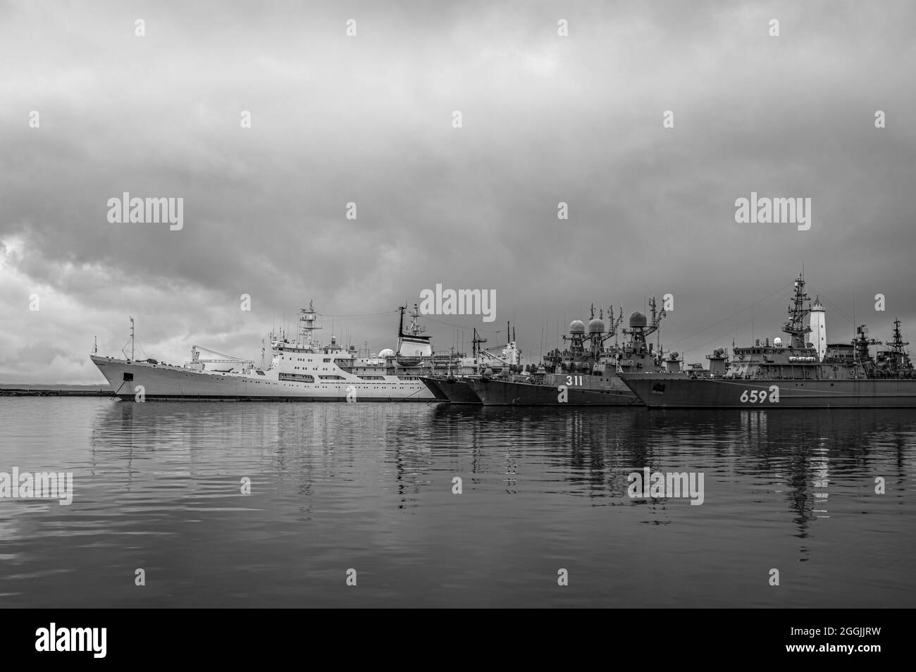 Flotte de navires de guerre russes dans la ville de Kronstadt. Noir et blanc. Banque D'Images