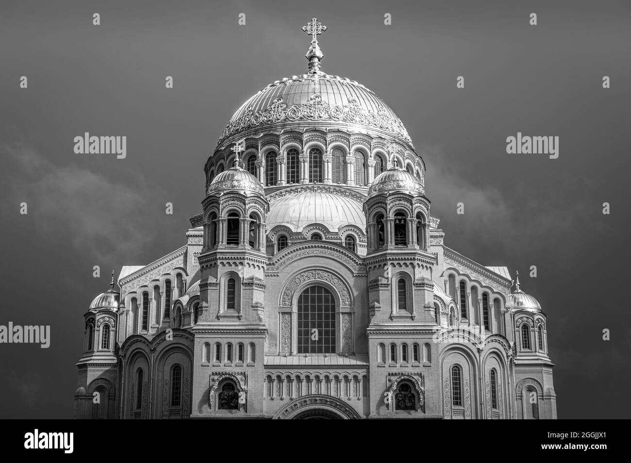 Cathédrale navale de Saint-Nicolas dans la ville de Kronstadt. Façade occidentale. Noir et blanc. Banque D'Images