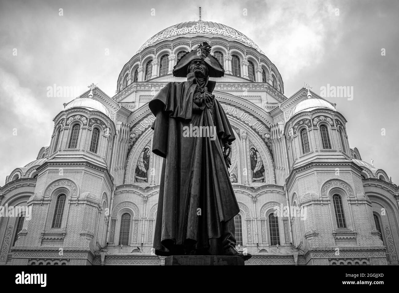 Monument à Fyodor Ushakov en face de la cathédrale navale de Saint-Nicolas dans la ville de Kronstadt. Noir et blanc. Banque D'Images