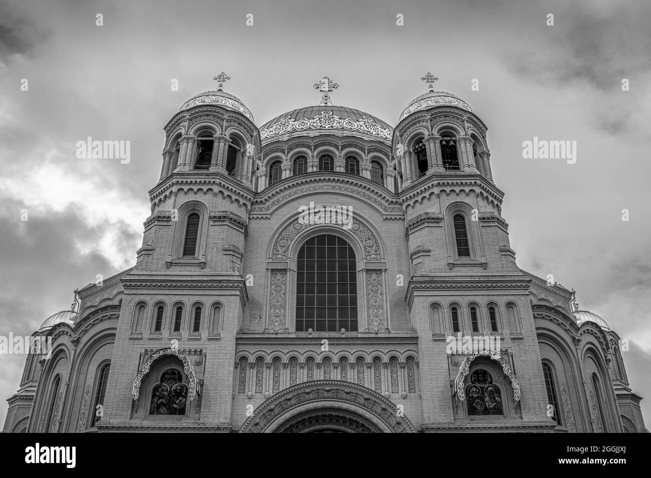 Cathédrale navale de Saint-Nicolas dans la ville de Kronstadt. Façade occidentale. Gros plan. Noir et blanc. Banque D'Images