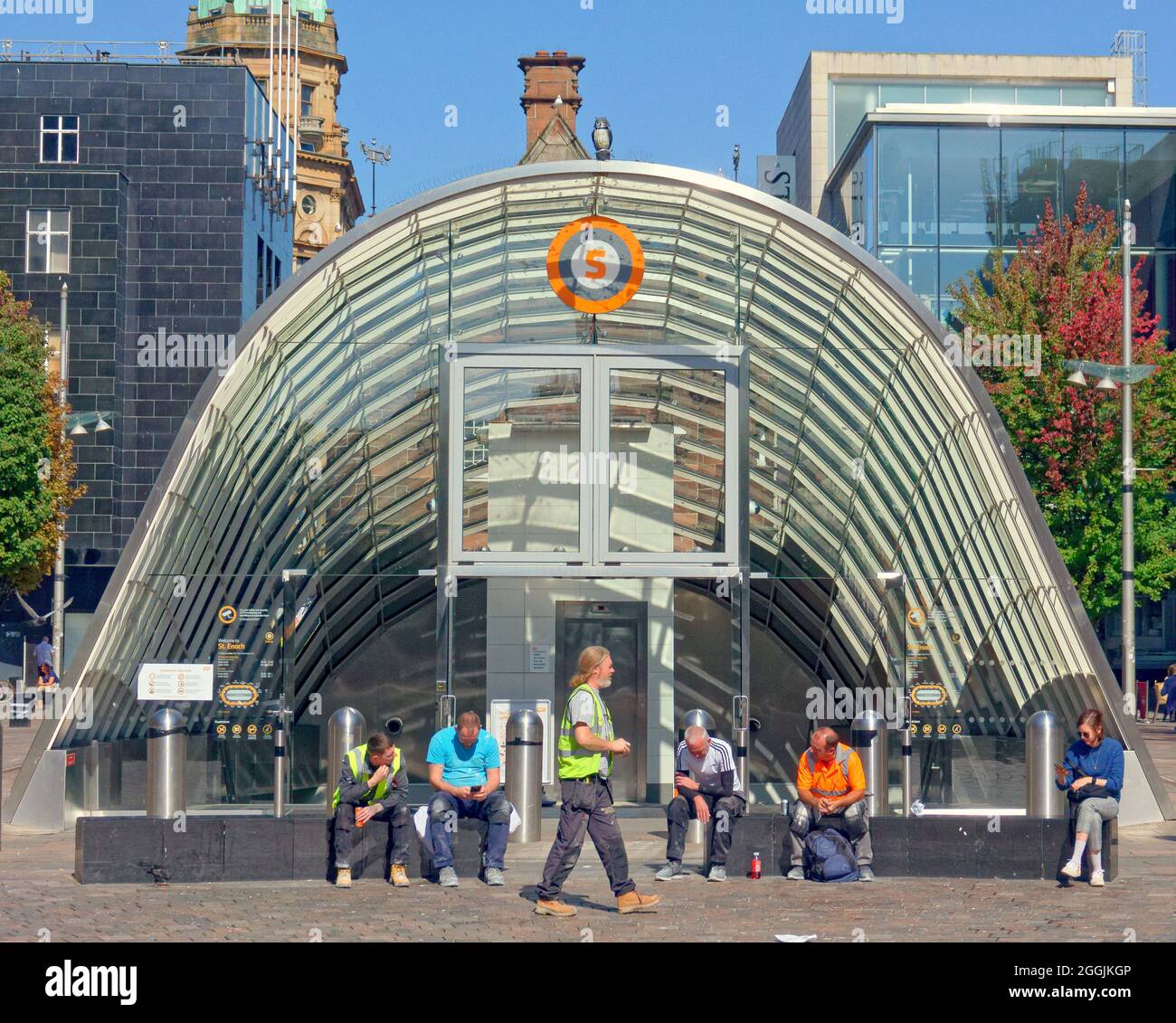 Glasgow, Écosse, Royaume-Uni, 1er septembre 2021. Météo au Royaume-Uni: Changement de temps ensoleillé pour le meilleur au-dessus du centre-ville comme le verrouillage de covid est examiné. Les employés prennent un repos pour le déjeuner à l'extérieur de la station de métro St enoch. Crédit : Gerard Ferry/Alay Live News Banque D'Images